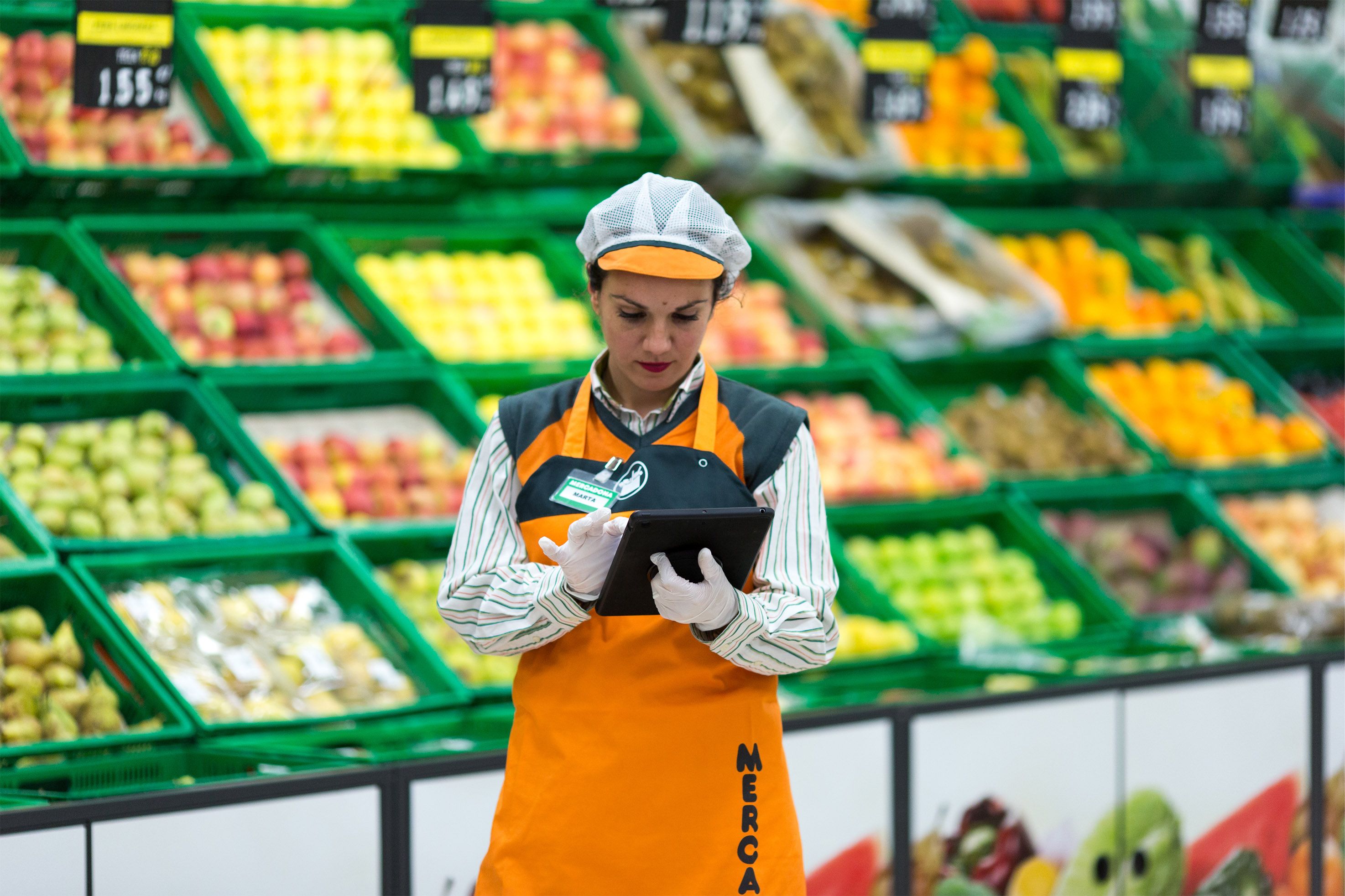 Una treballadora de la botiga Mercadona al Mercat de Sant Adrià