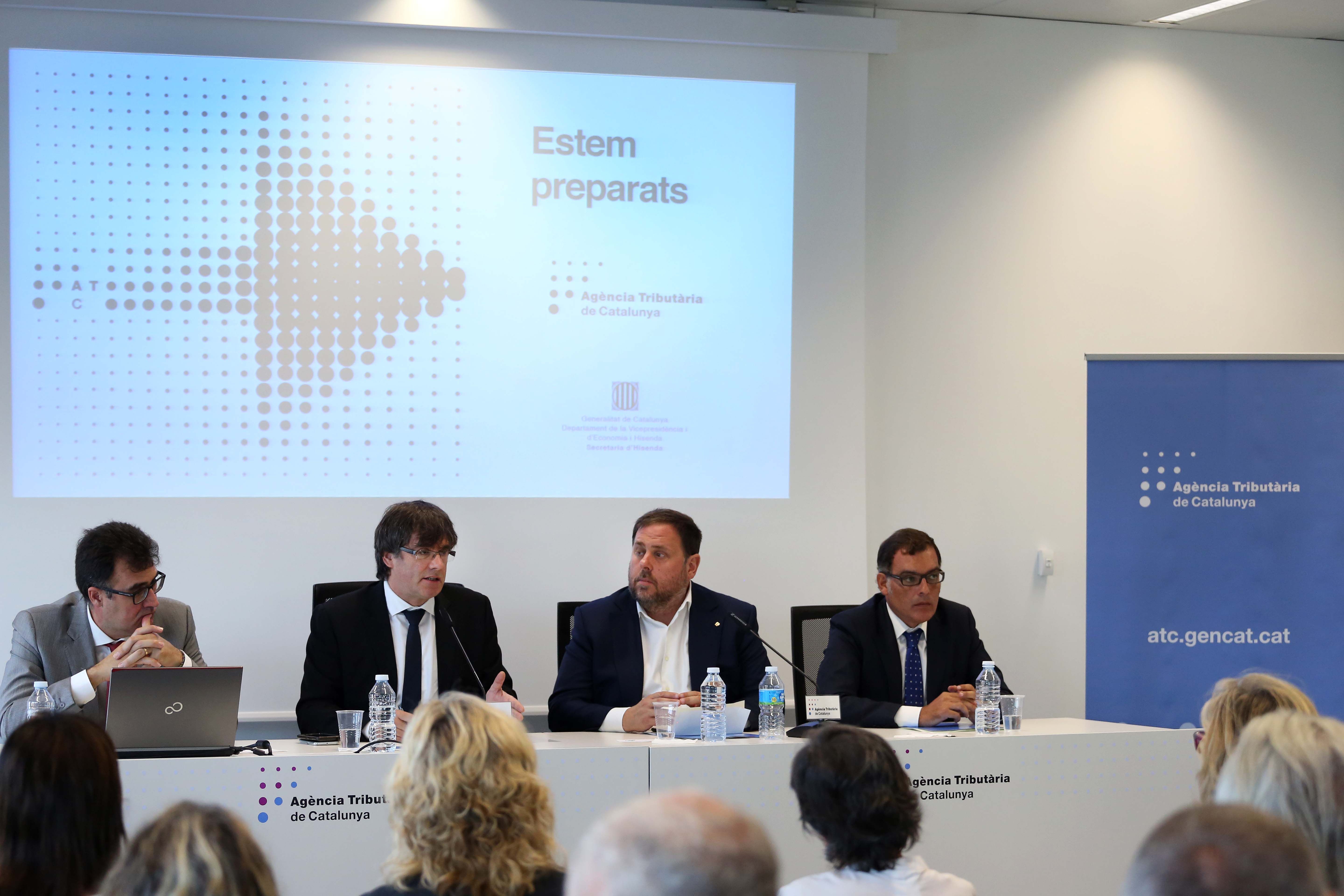 El president Puigdemont i el vicepresident Junqueras durant la presentació de l'Agència Tributària de Catalunya