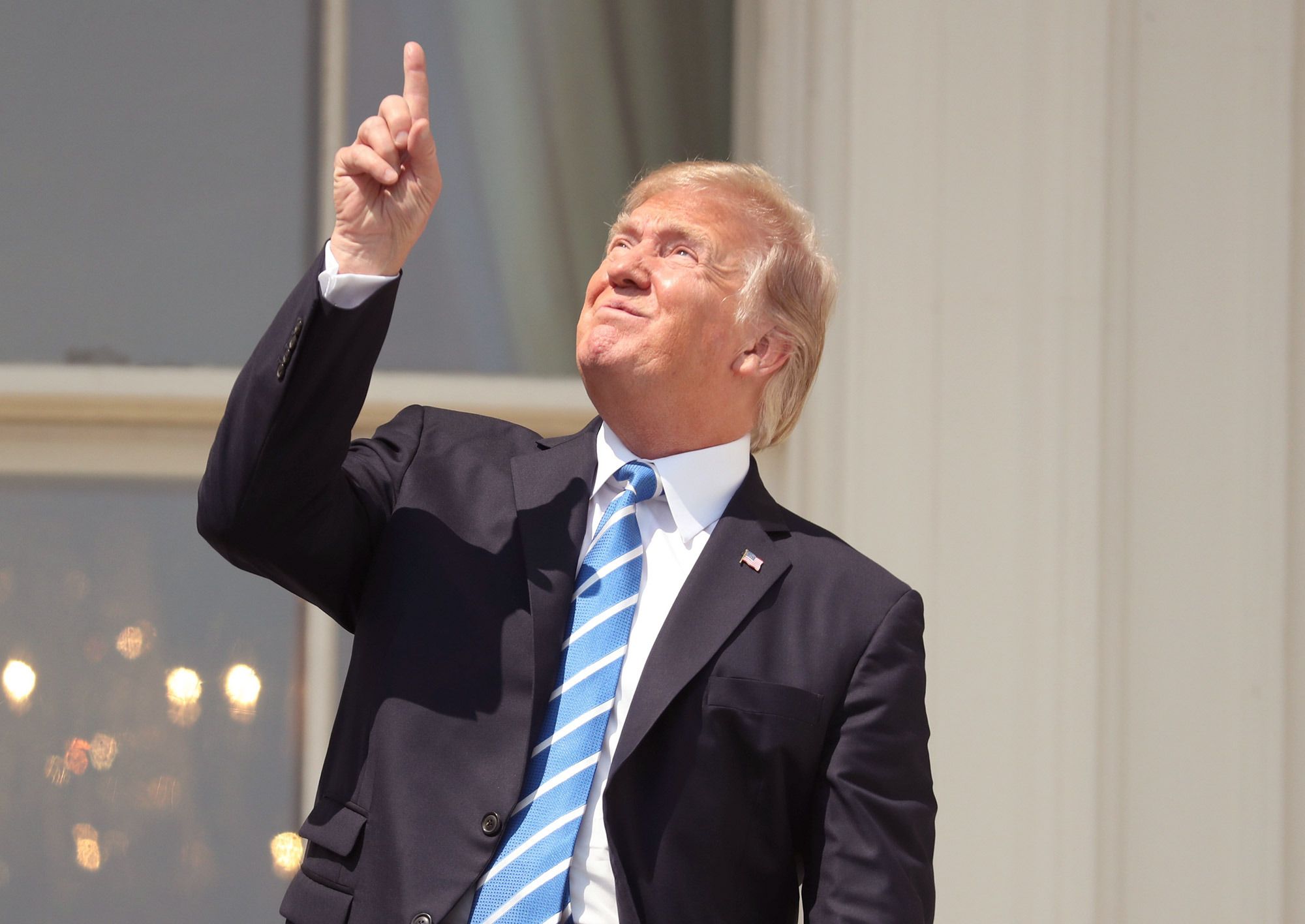 El president dels EUA, Donald Trump, mira directament a l'eclipse solar d'aquest estiu