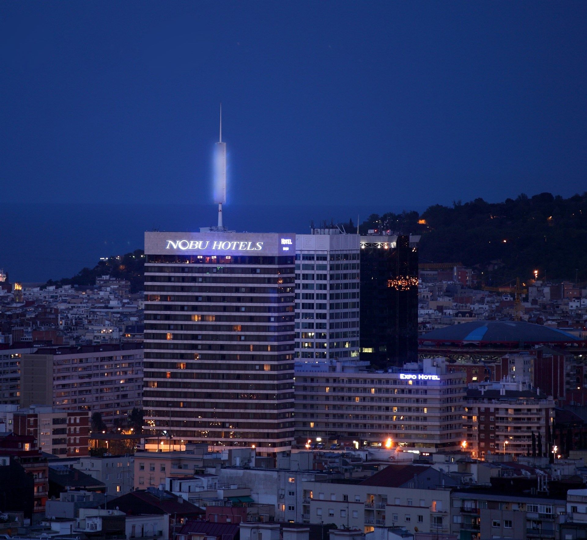 La Torre de Catalunya al costat de l'Estació de Sants