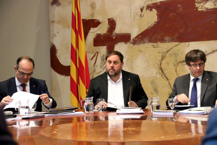 Jordi Turull, Oriol Junqueas i Carles Puigdemont a la reunió del Consell Executiu | ACN