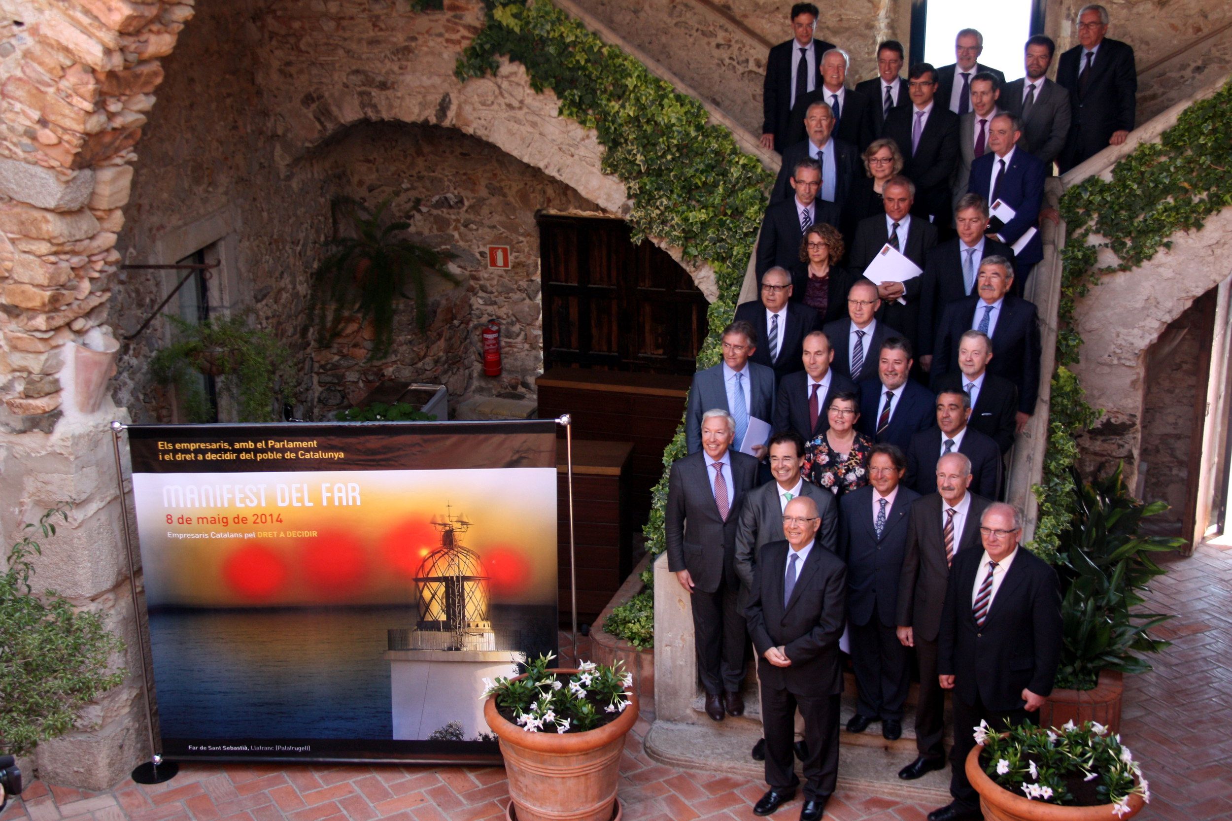 Foto de família de tots els signants del que han anomenat 'Manifest del Far'