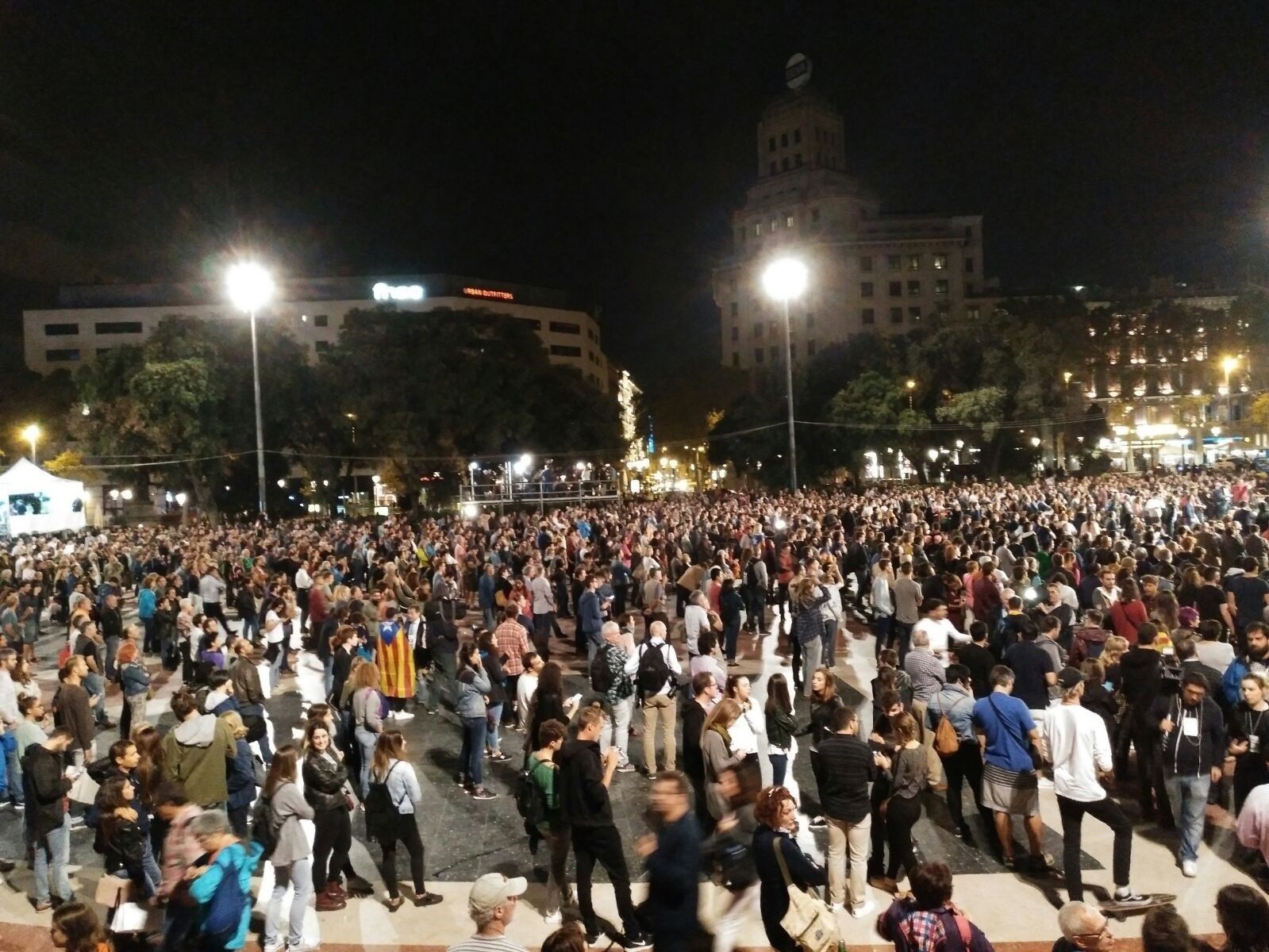 La concentració a la plaça Catalunya després de l'1 O