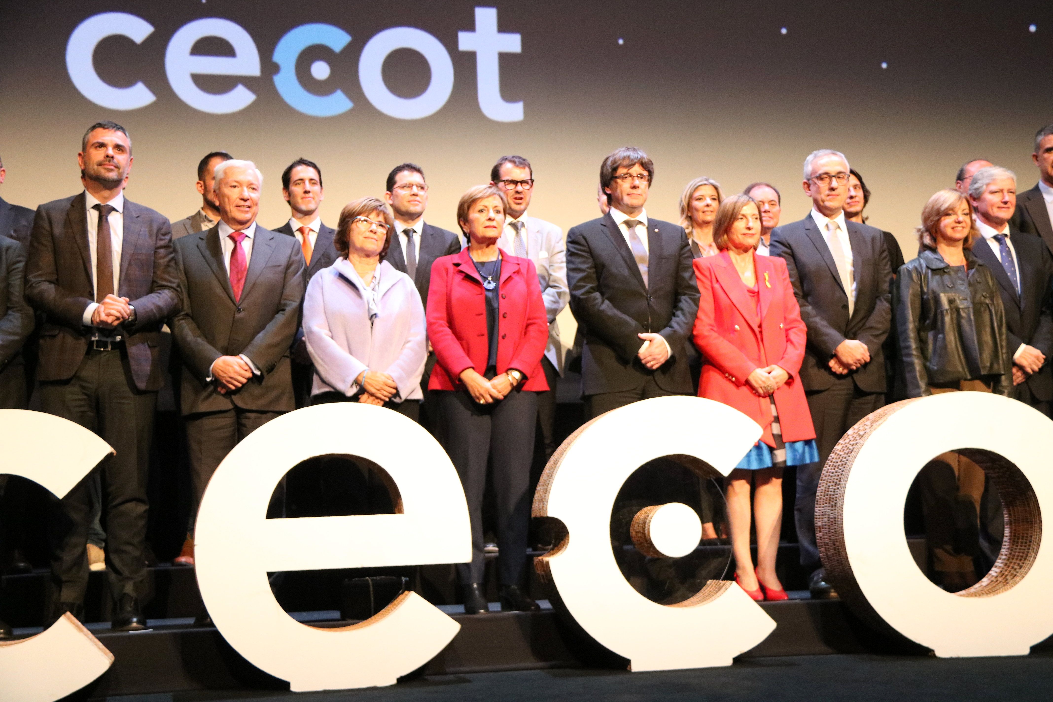 El president de la Generalitat, Carles Puigdemont, amb els consellers i el president de Cecot, Antoni Abad, a la 23a Nit de l'Empresari