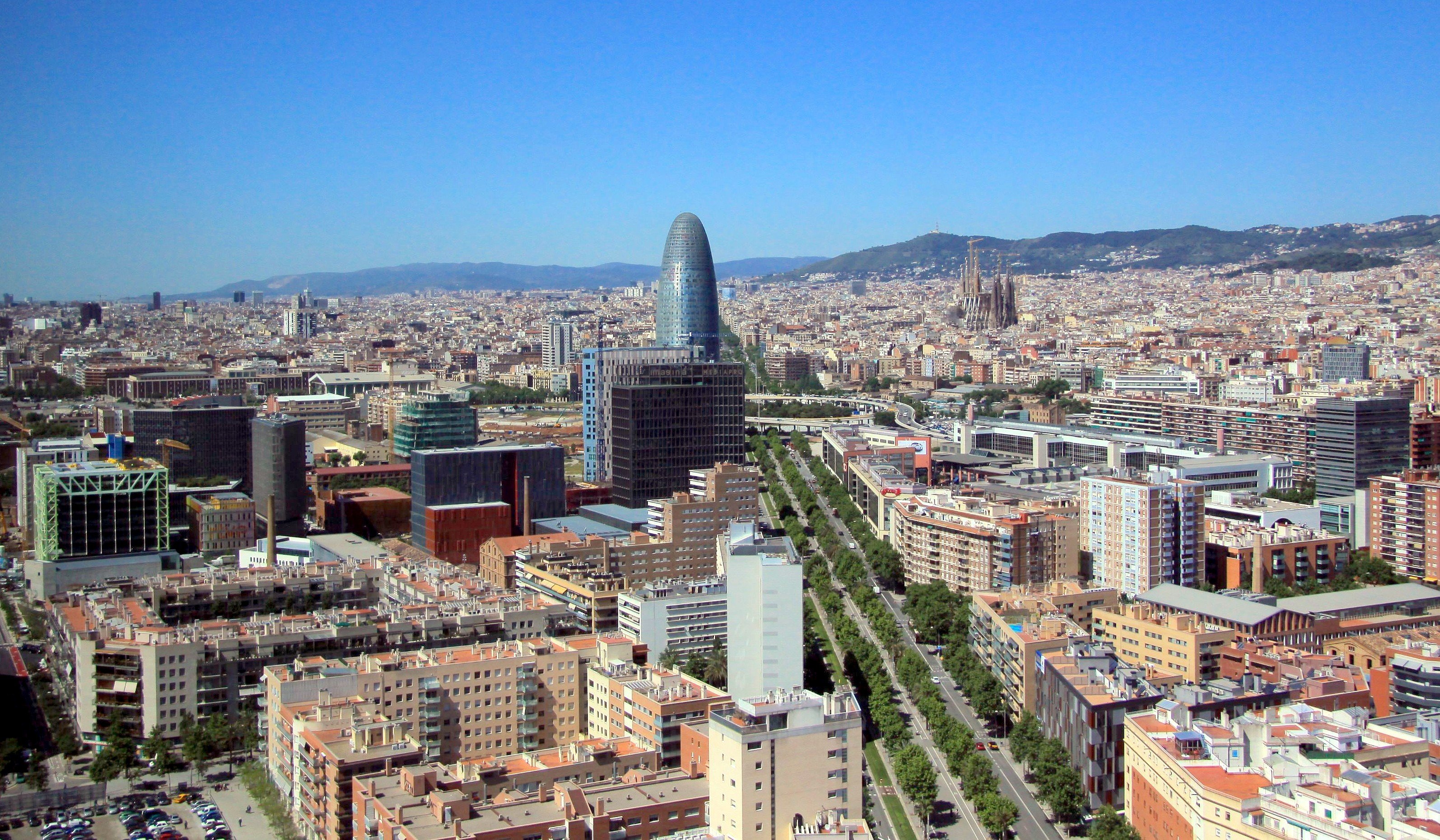 La torre Agbar a la ciutat de Barcelona 