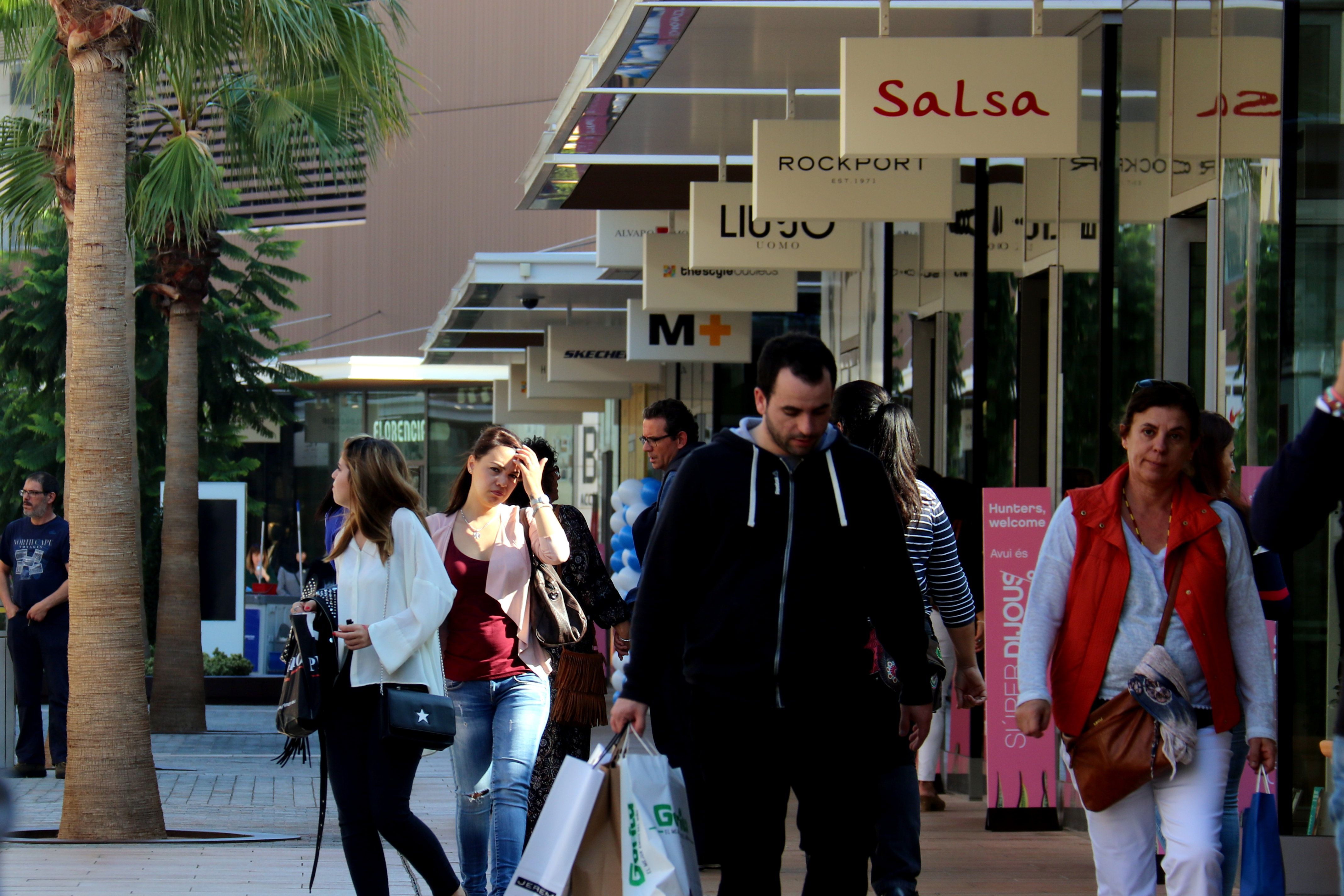 Gent de compres a l'outlet de Viladecans | ACN