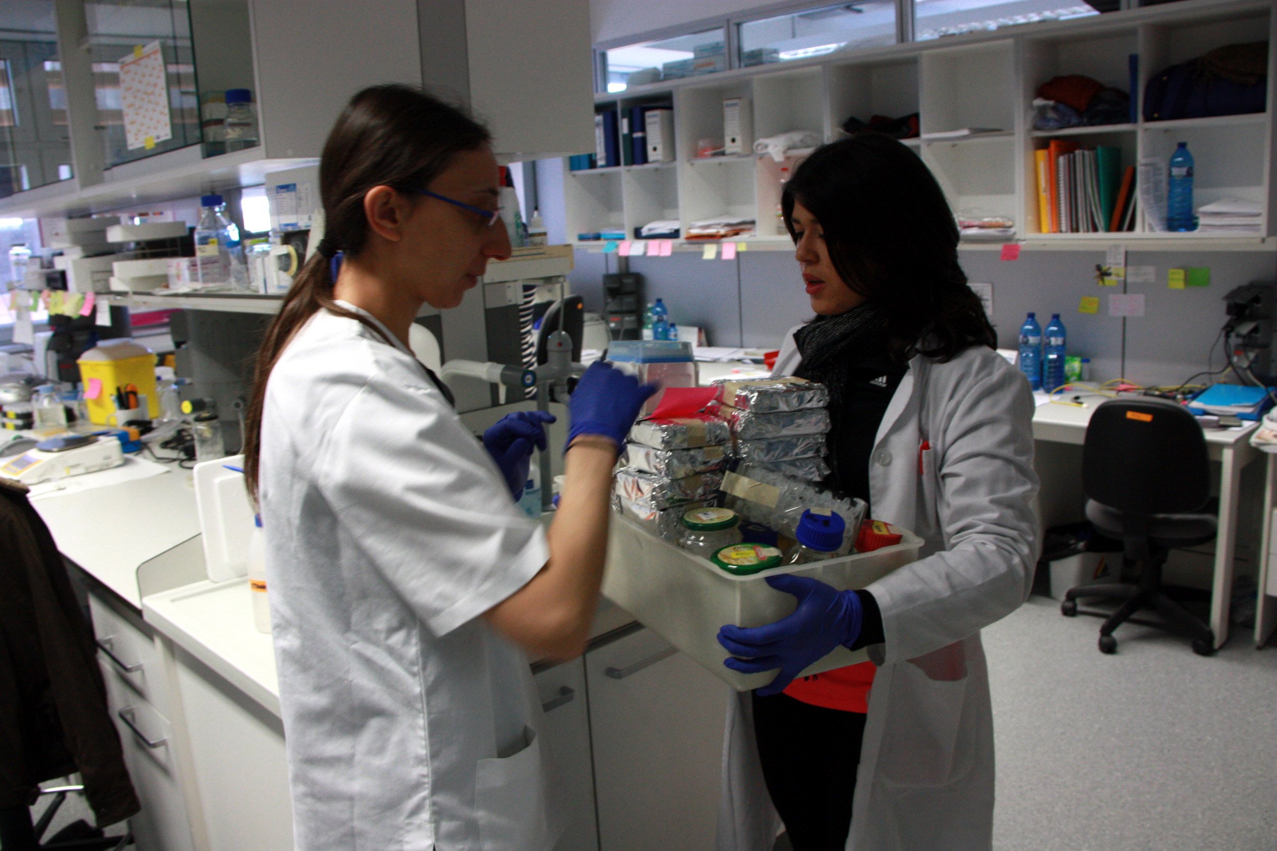 Dos mujeres trabajando en un laboratorio científico, en Lleida