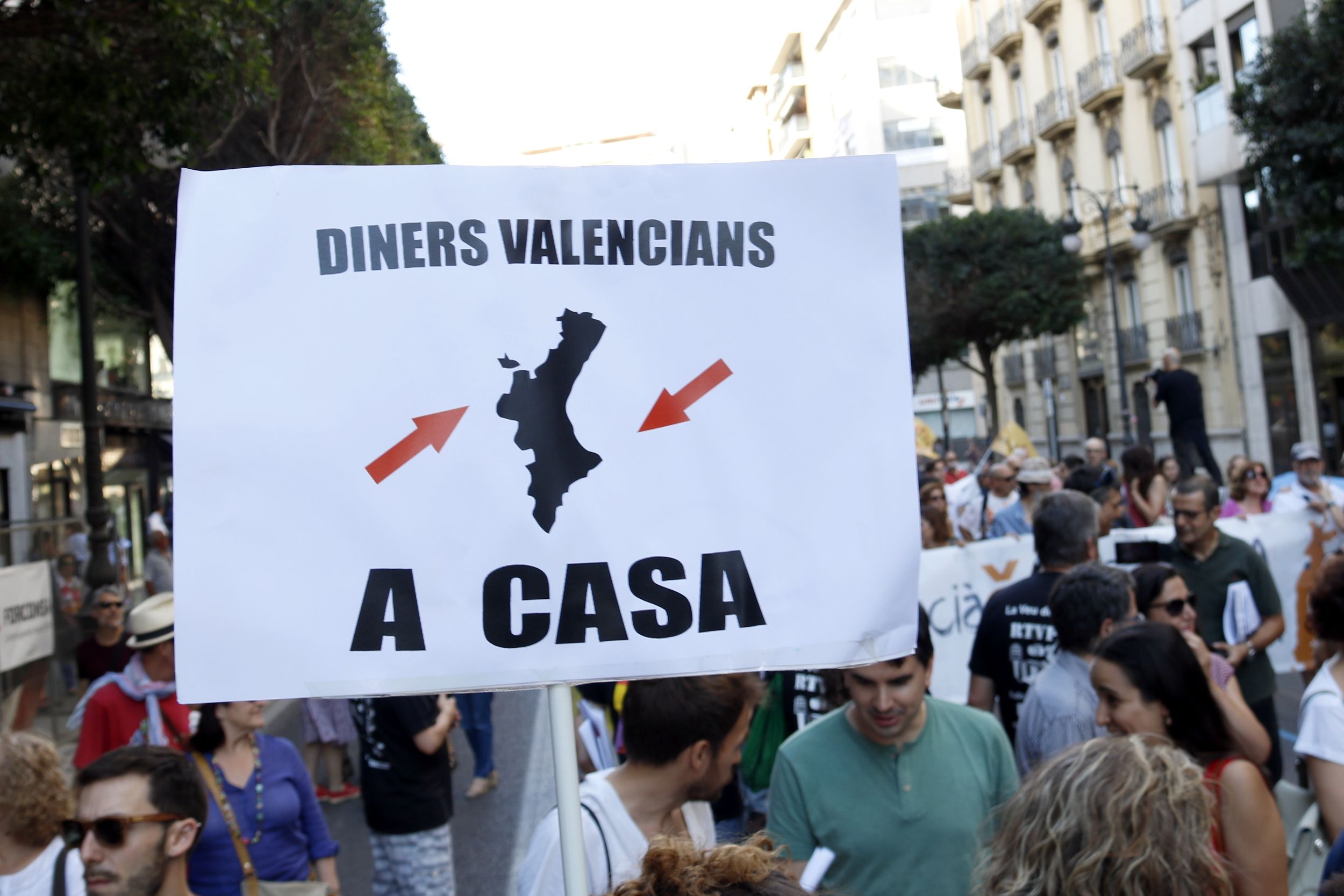 Una pancarta a contra els PGE i per un millor finançament a València. J. Soler (ACN)