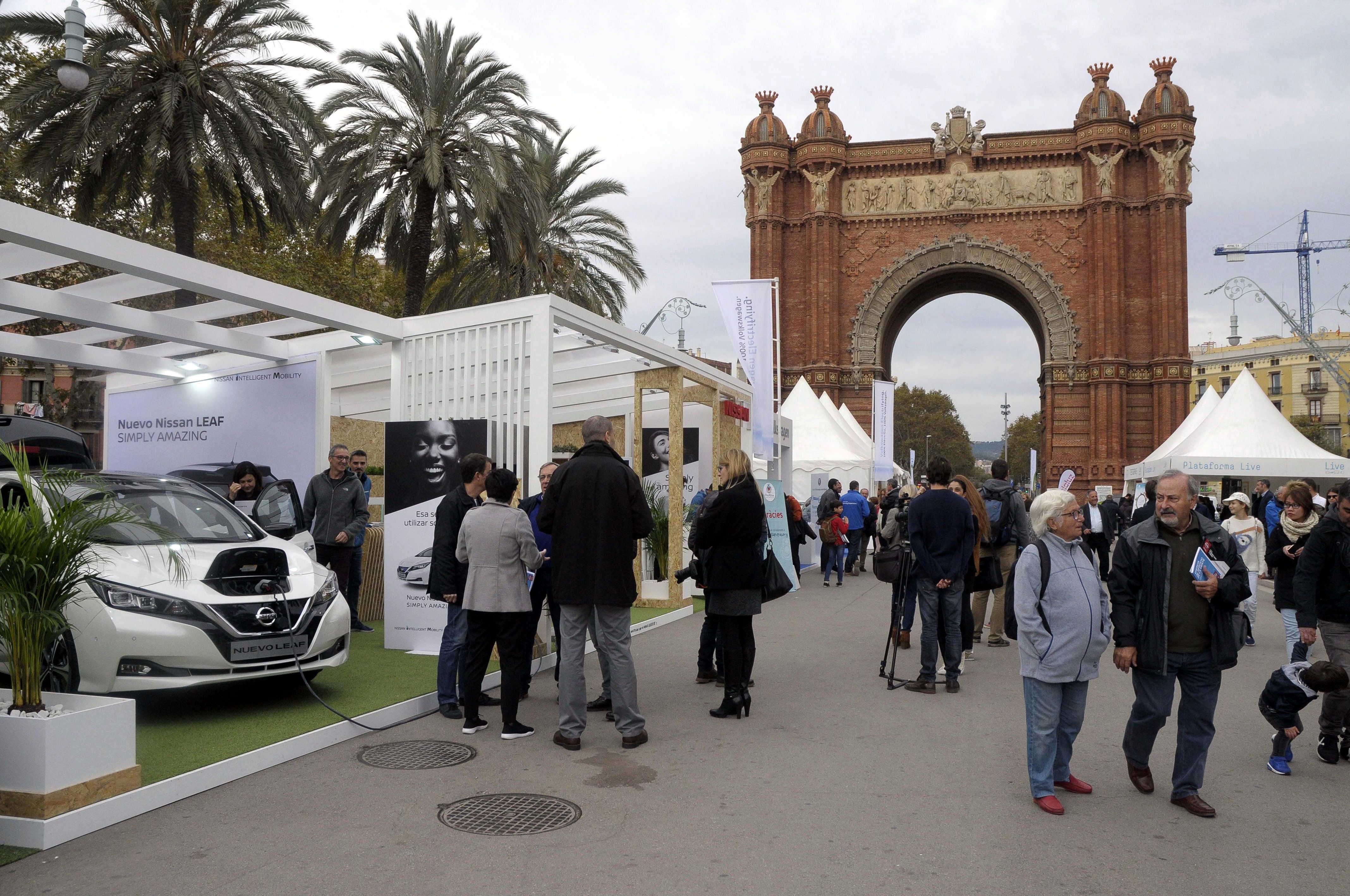 Gent i parades en la 7a edició d'Expoelectric, a l'Arc de Triomf de Barcelona. Expoelectric