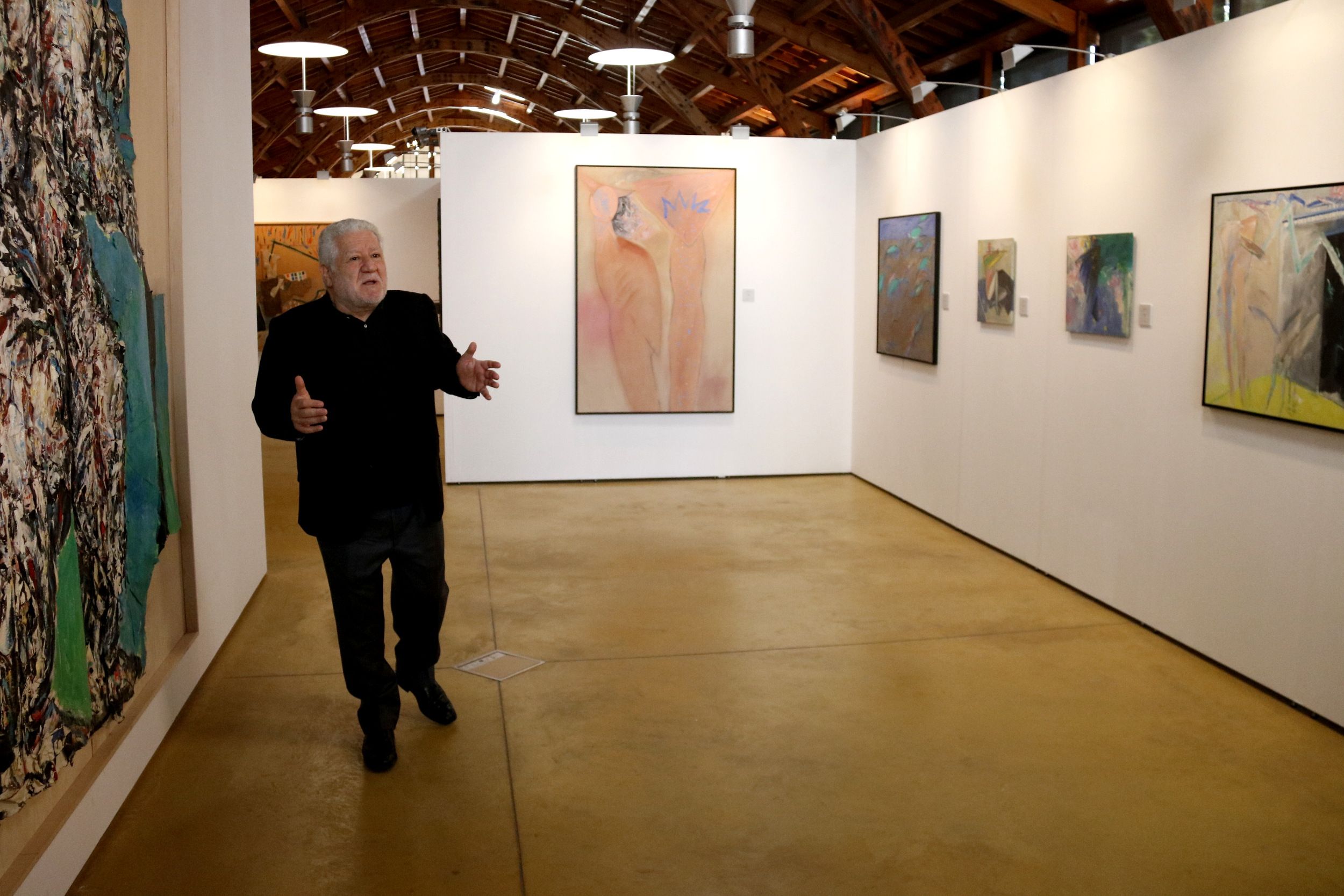 Lluís Bassat durante una visita a la exposición sobre el arte contemporáneo catalán de los años 80 | J. Pujolar (ACN)