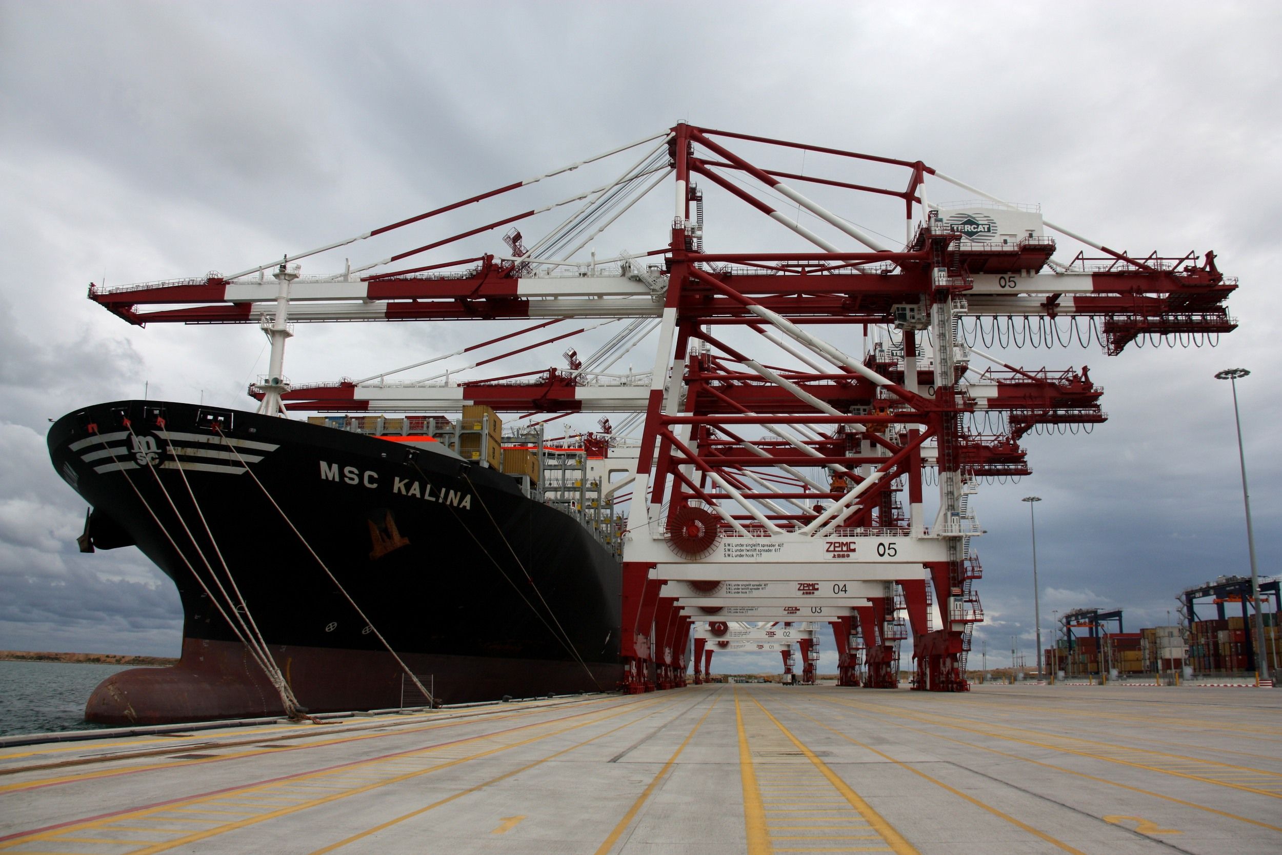 Grues de transport de contenidors al Moll Prat del Port de Barcelona