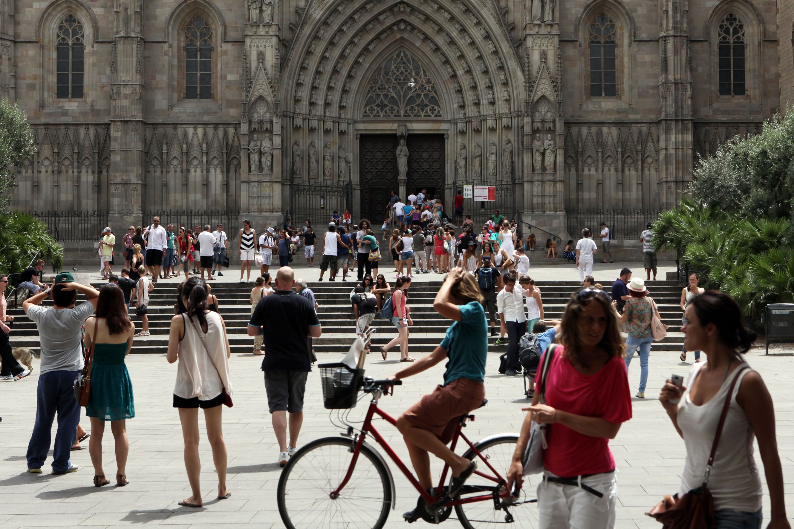 Turistes davant la catedral de Barcelona | ACN