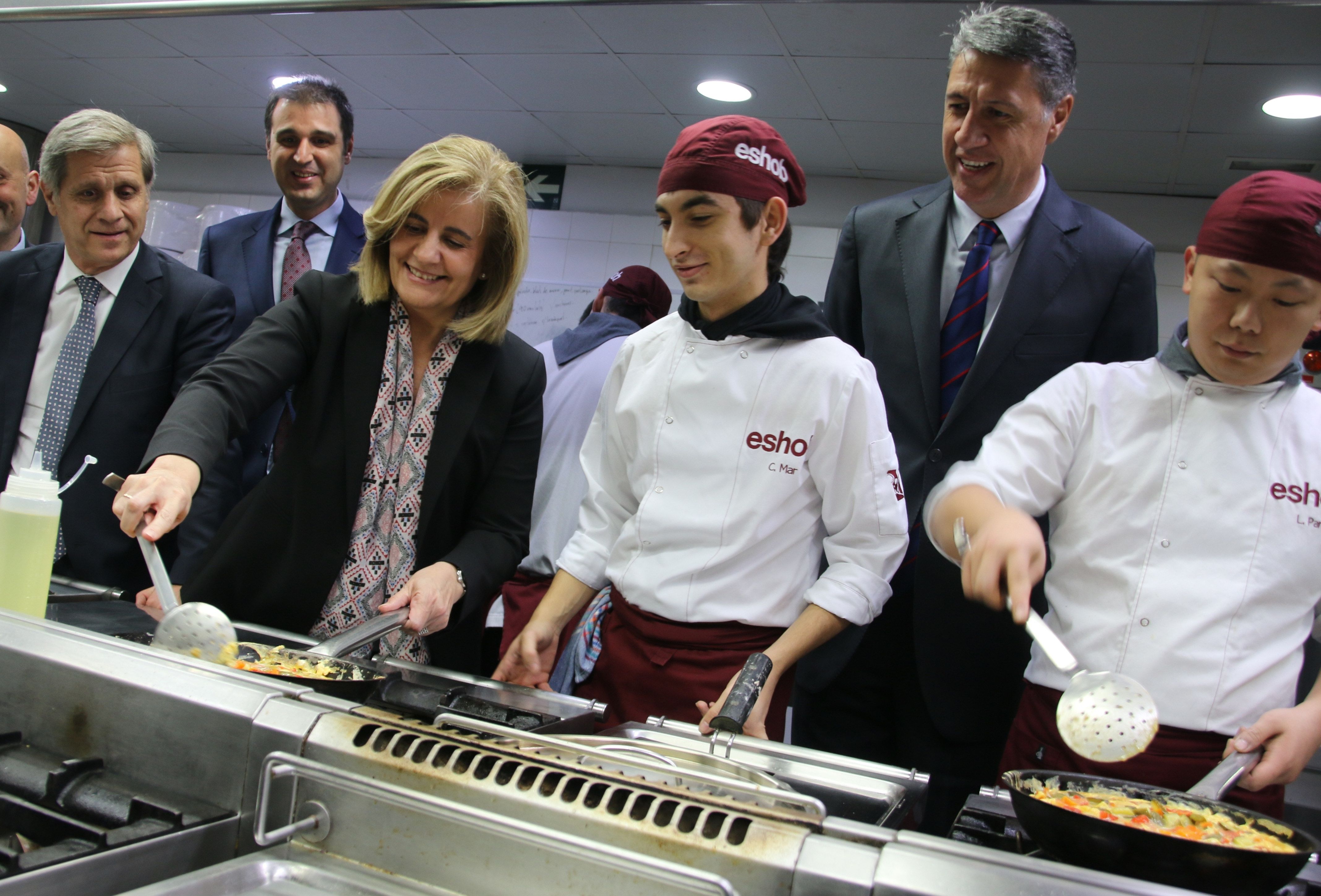 Pla general de la ministra d'Ocupació, Fátima Báñez, i el candidat del PPC, Xavier García Albiol, en la visita a l'Escola d'Hostaleria de Barcelona