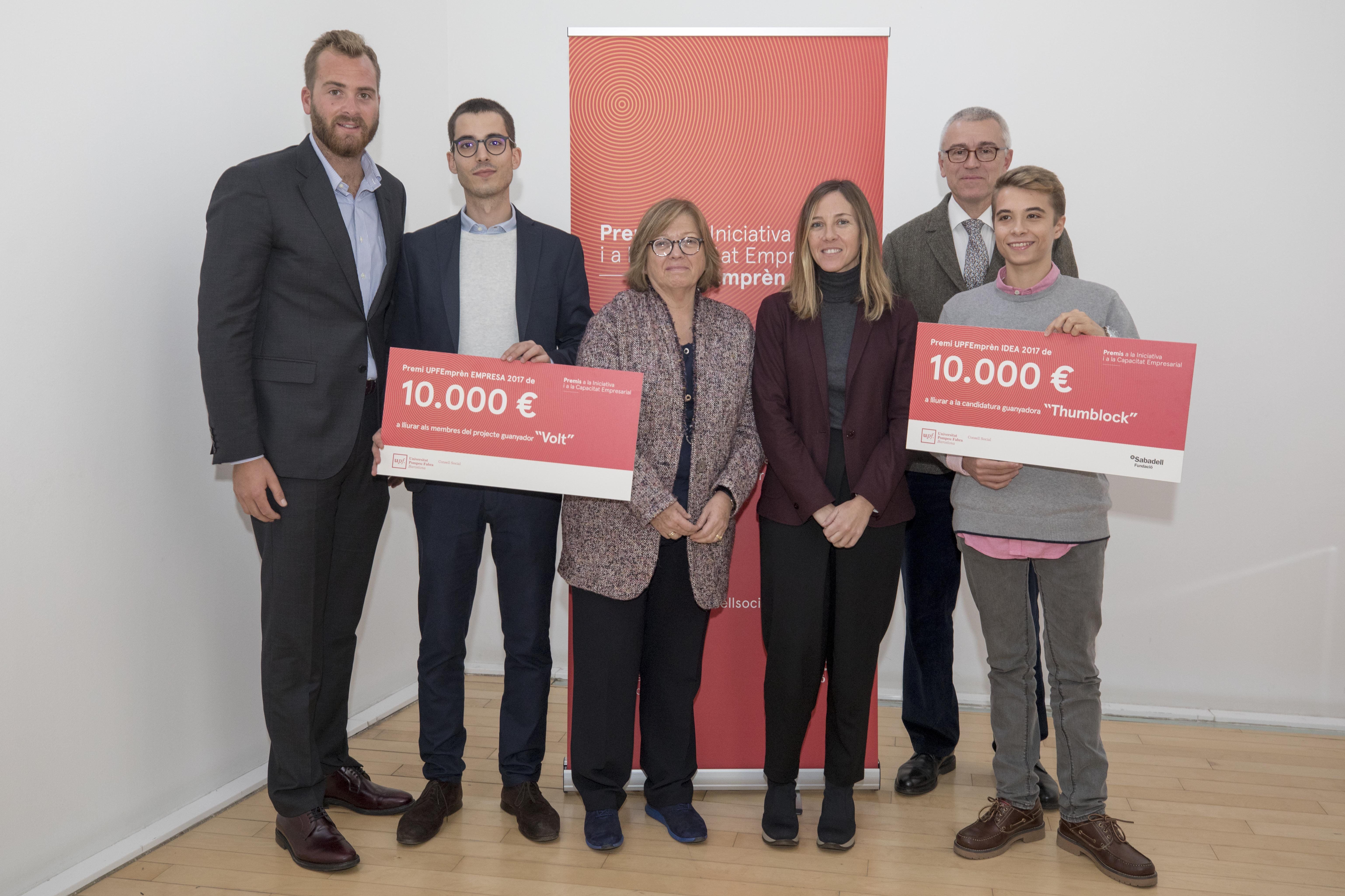 Els emprenedors de la UPF recollint el seu premi | Cedida