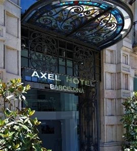 La porta de l'hotel Axel a Barcelona