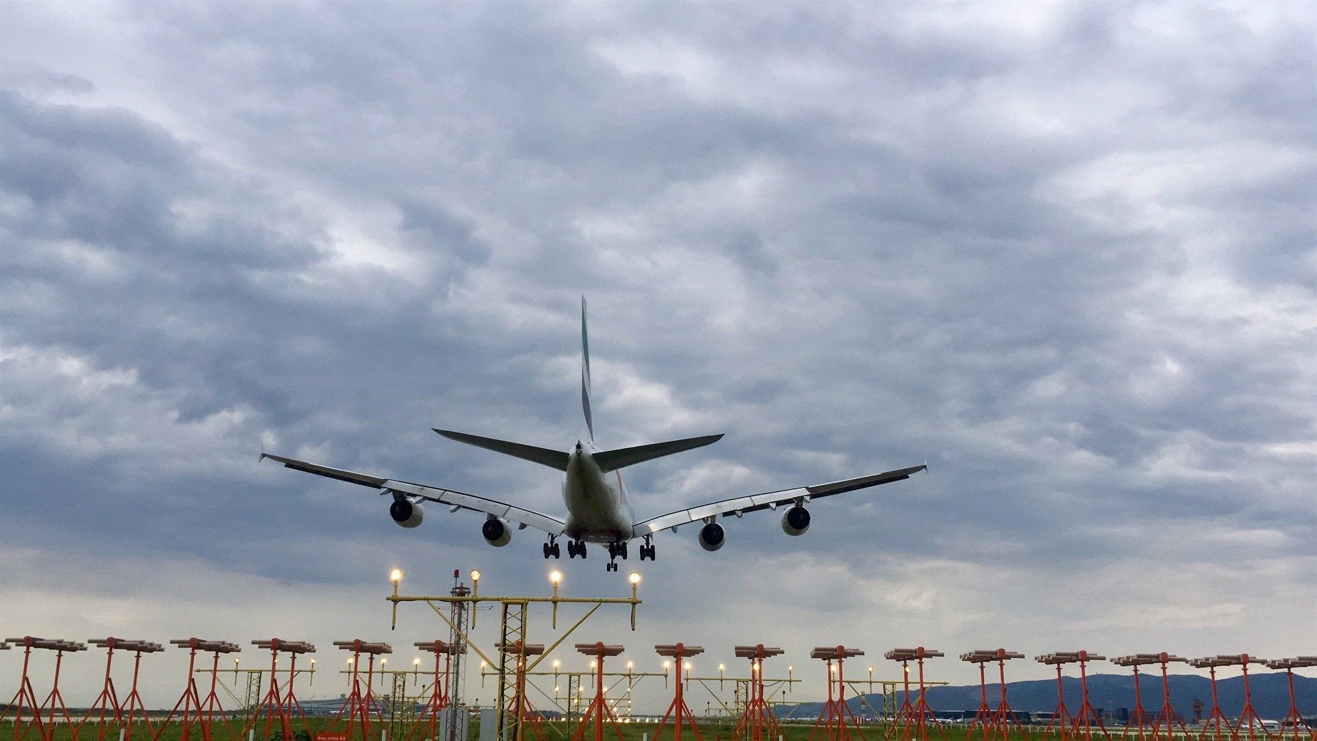 Los aeropuertos certifican que cumplen con los requisitos de seguridad | Enaire