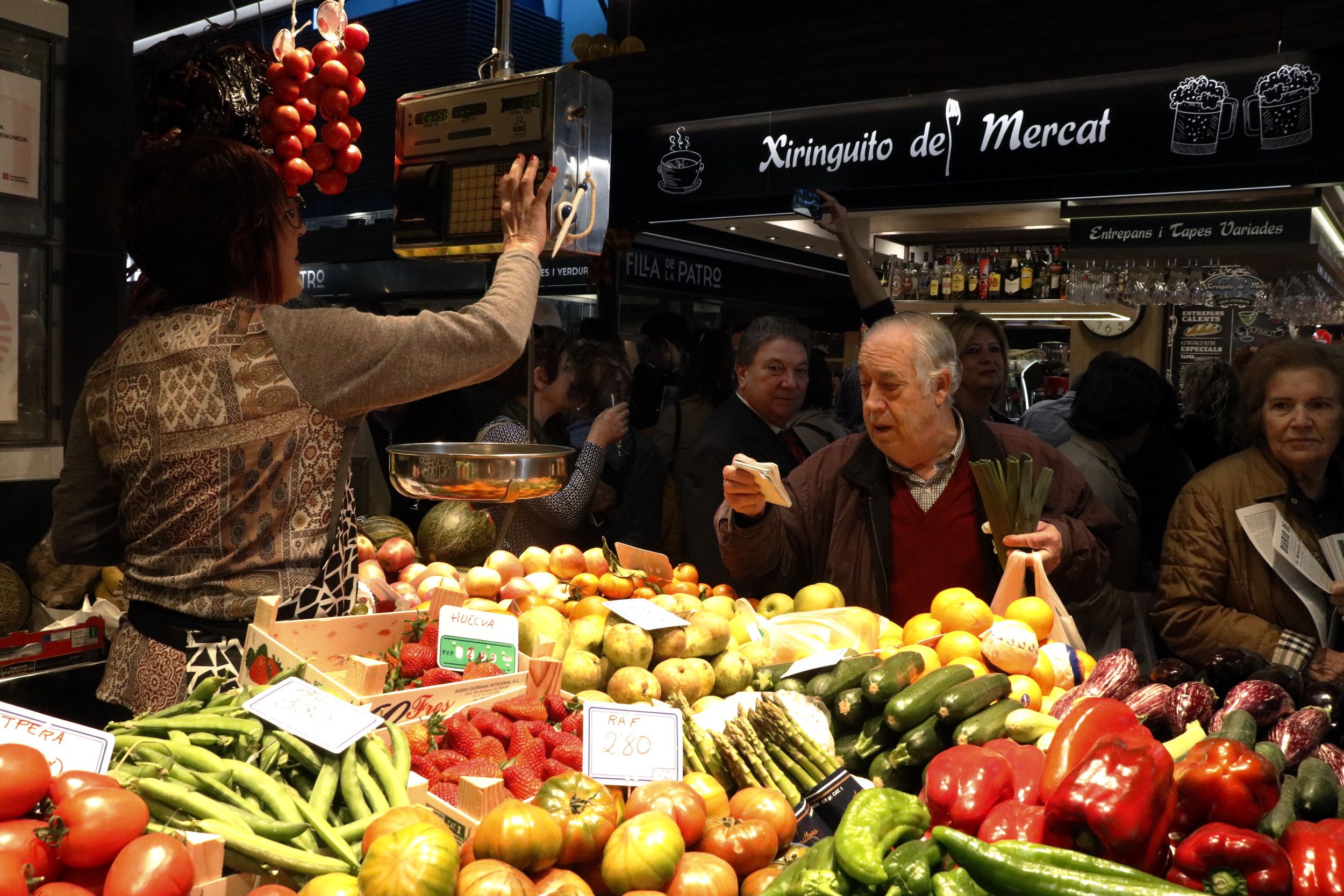 Un client comprant en una parada de fruites i verdures del Mercat Central de Tarragona | ACN