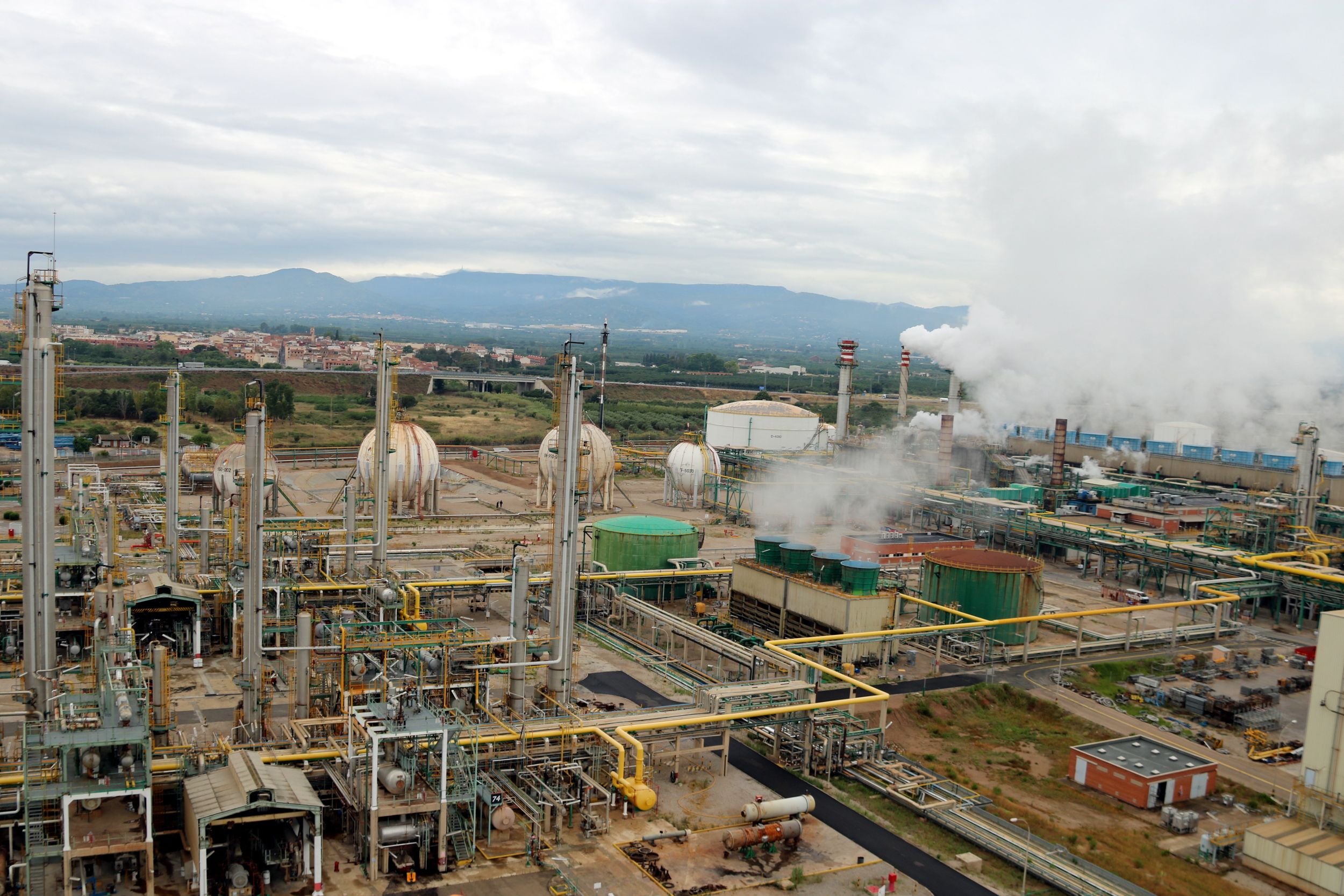 Panoràmica general de l'àrea química del complex industrial de Repsol a Tarragona | ACN