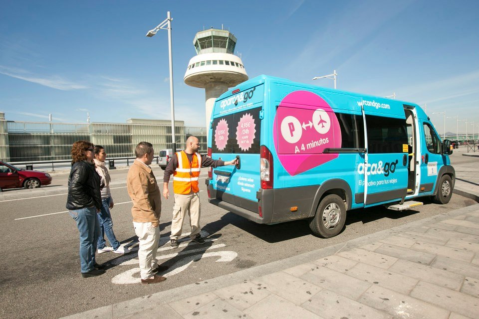 El mini bus de l'empresa trasllada els viatgers fins a la terminal de l'aeroport