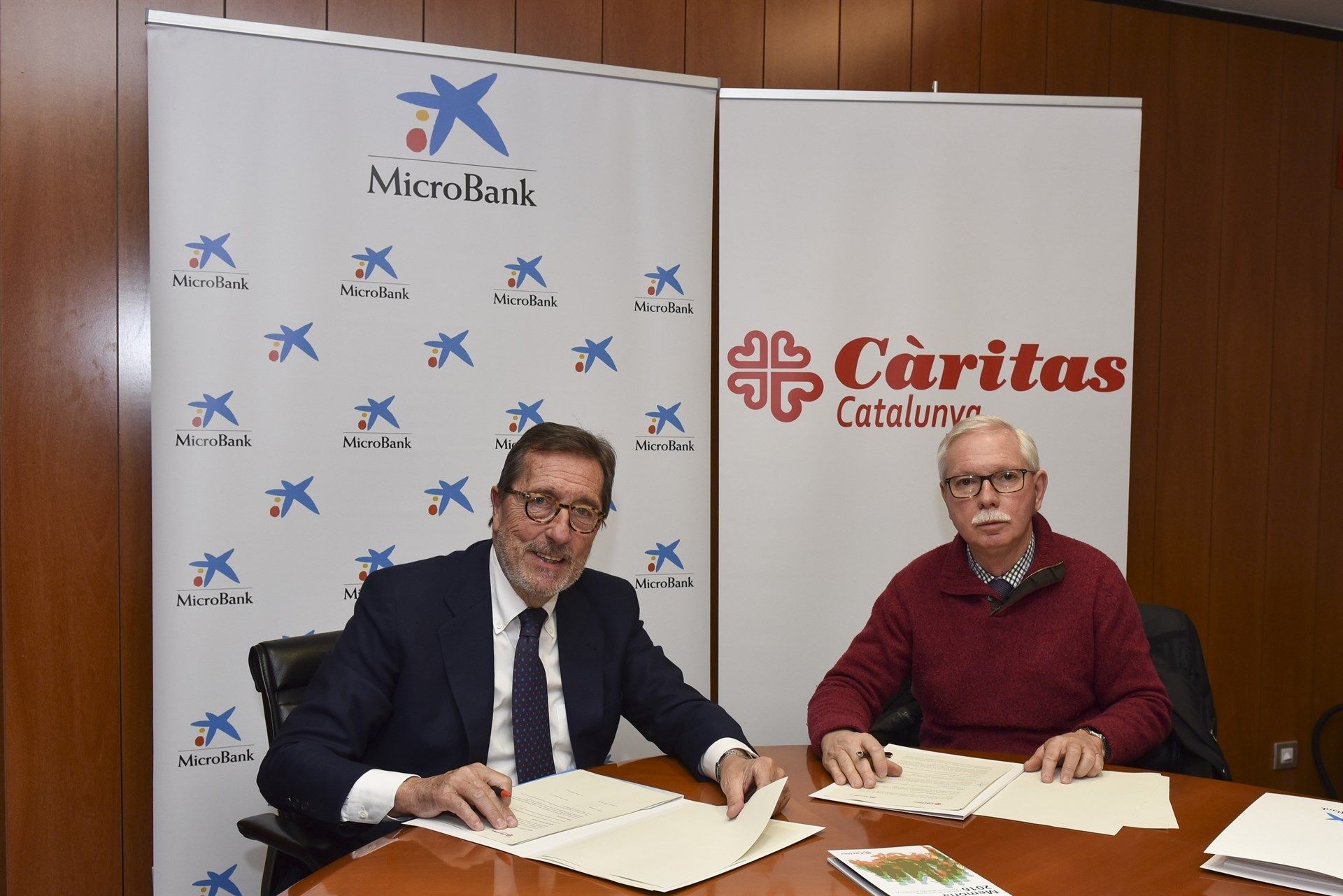 El president de MicroBank, Antoni Vila, i el president de Càritas Catalunya, Francesc Roig