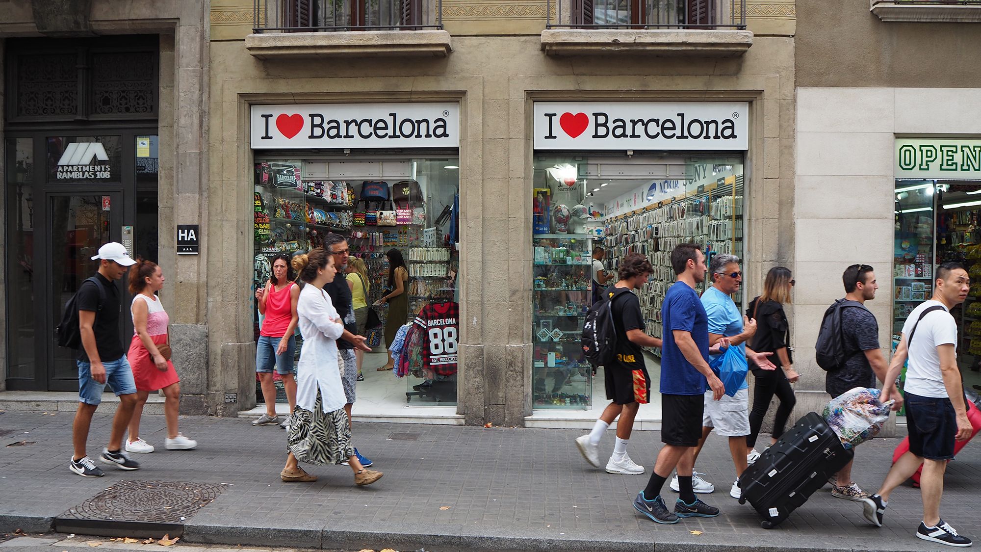 Un grup de turistes passeja per Barcelona