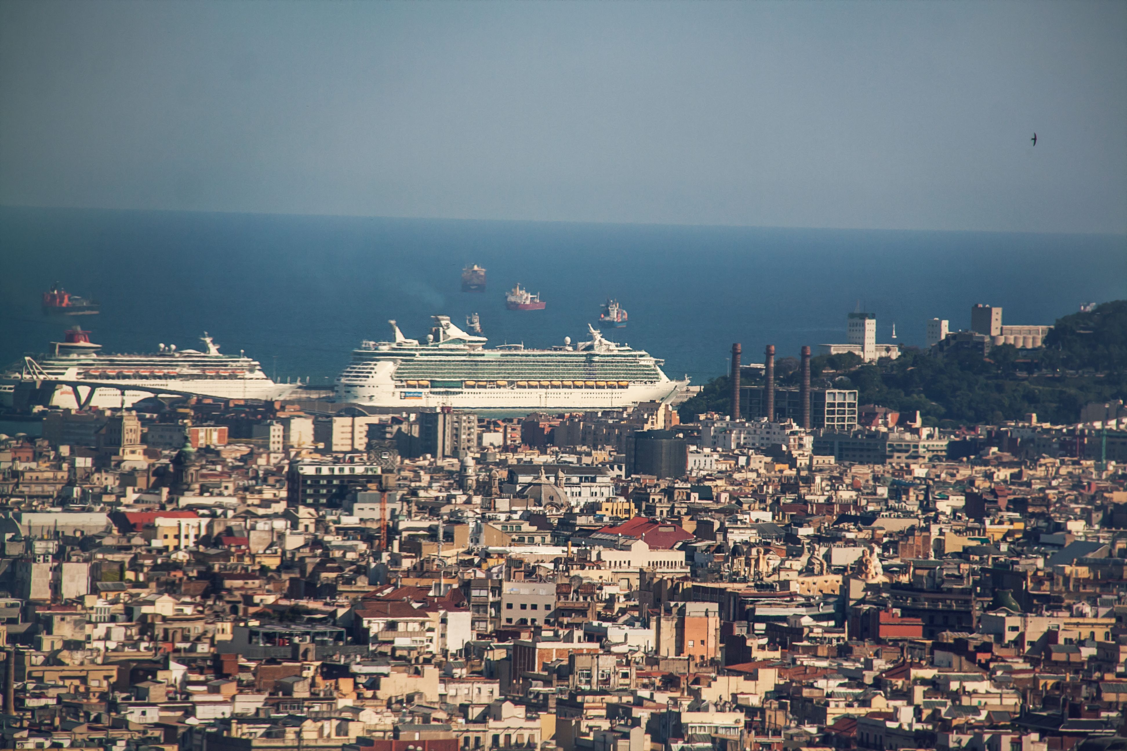 Dos creuers al port de Barcelona