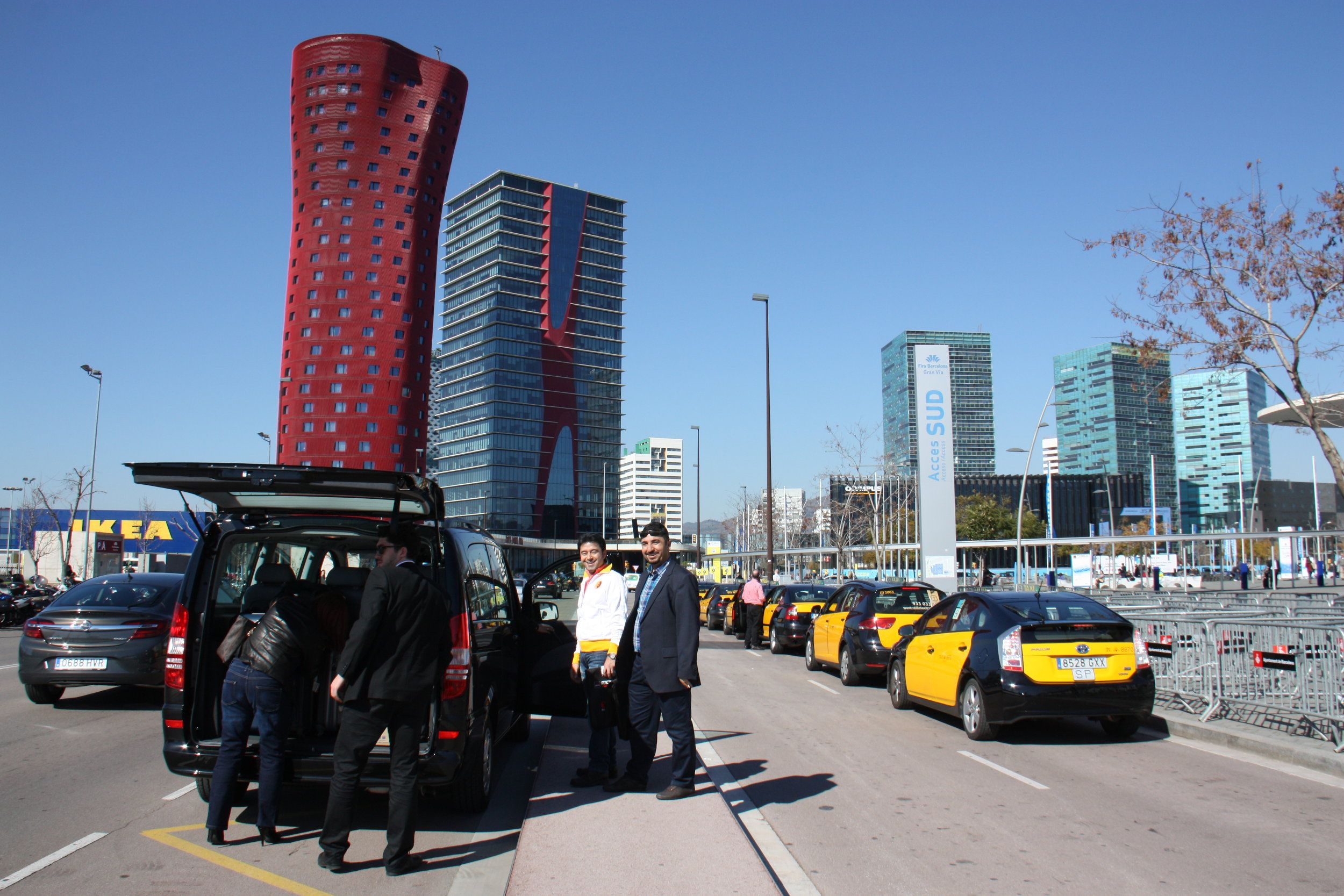 Un taxi privat recull uns congressistes just al costat de la filera de taxis públics a la parada del MWC