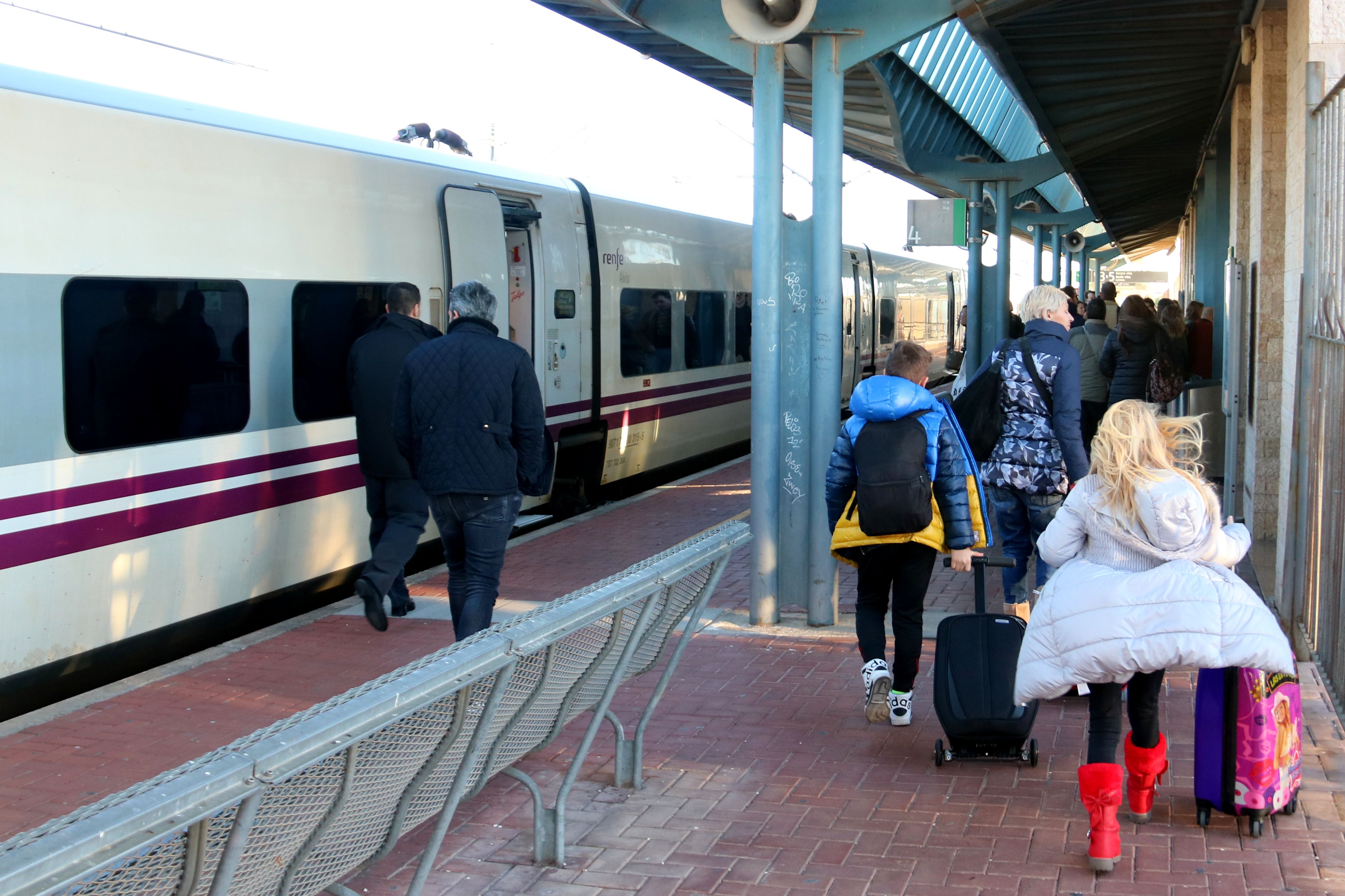 Pla general de l'arribada de l'Euromed a l'estació de l'Aldea i passatgers abandonant el tren | ACN