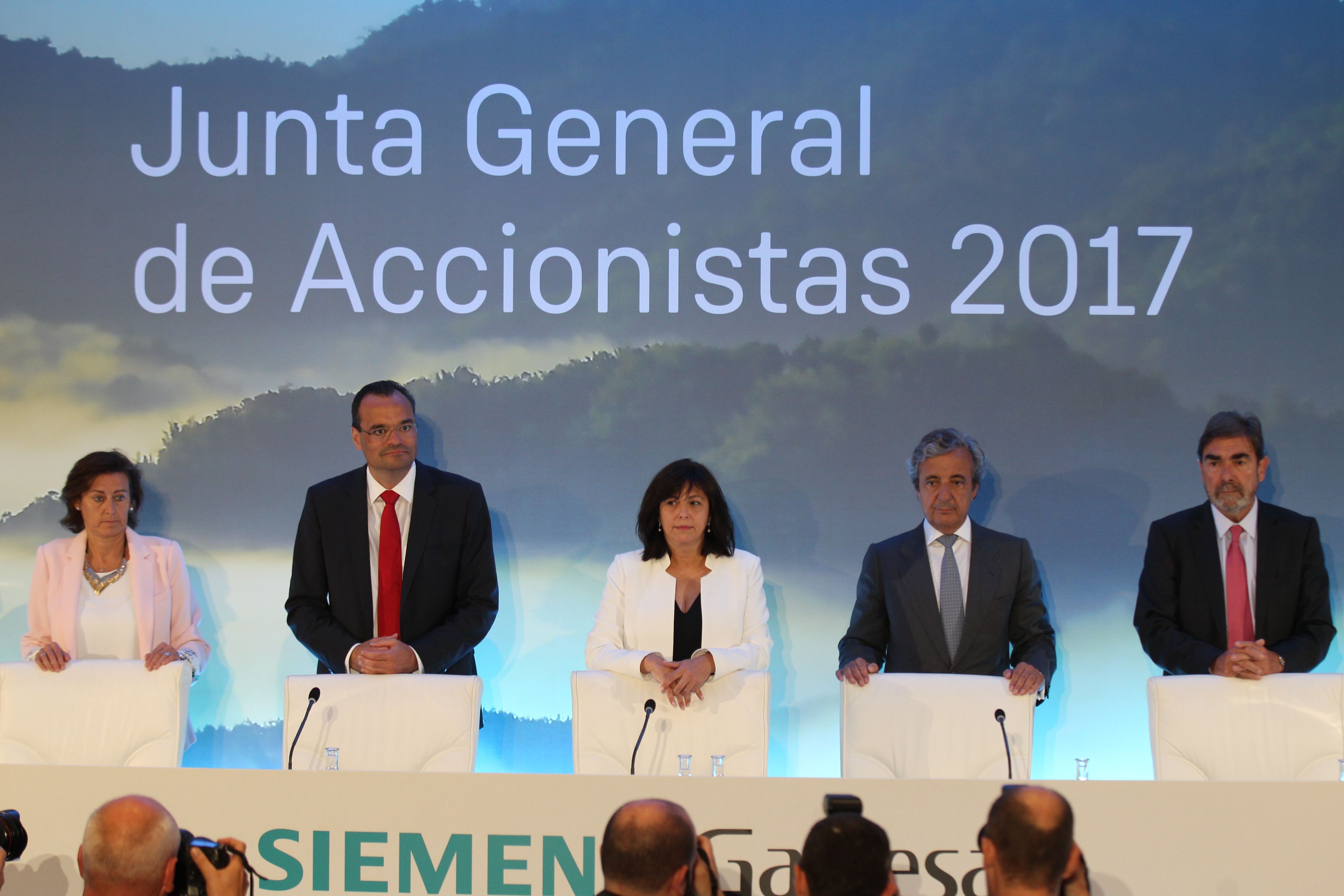 Junta general de accionistas de Siemens Gamesa. En medio, la presidenta de su consejo de administración, Rosa María García