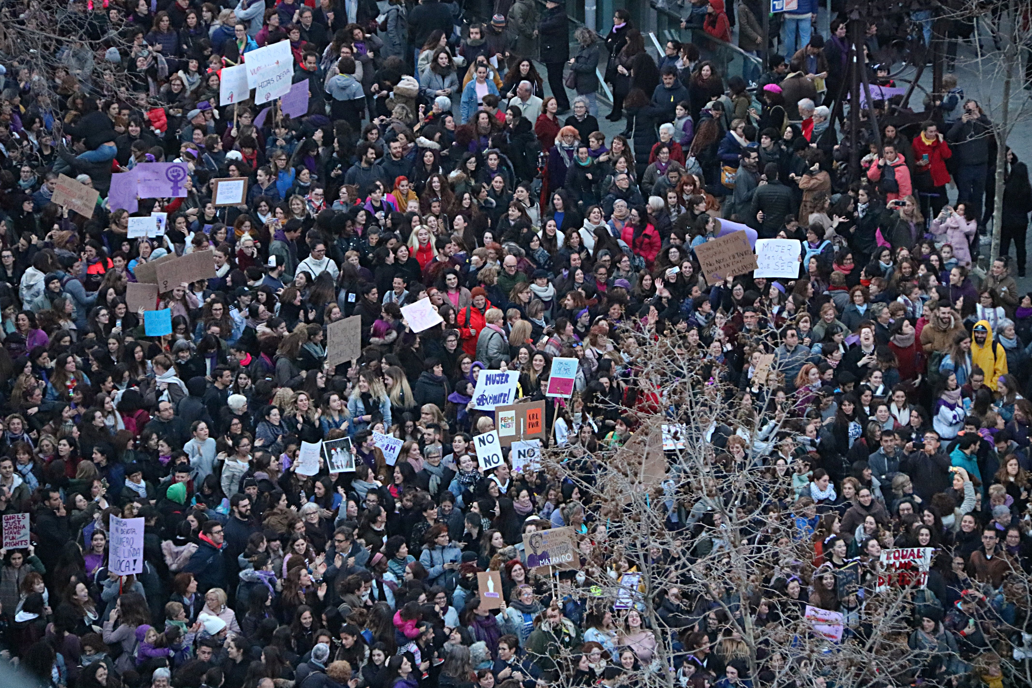 La manifestació feminista desborda el Passeig de Gràcia | ACN