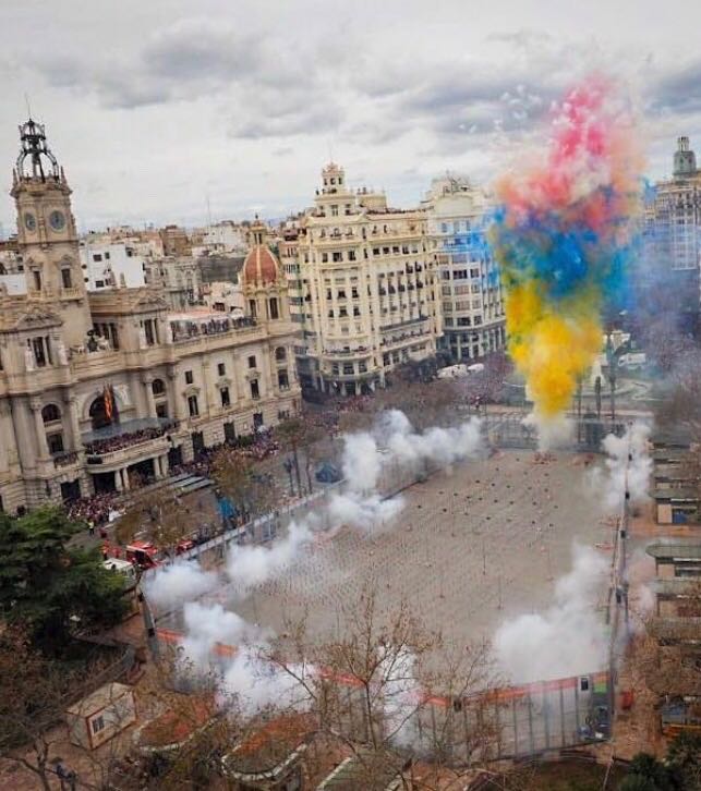 La plaça de l'Ajuntament de València, epicentre de la festa durant les mascletaes | Quique Sabater 