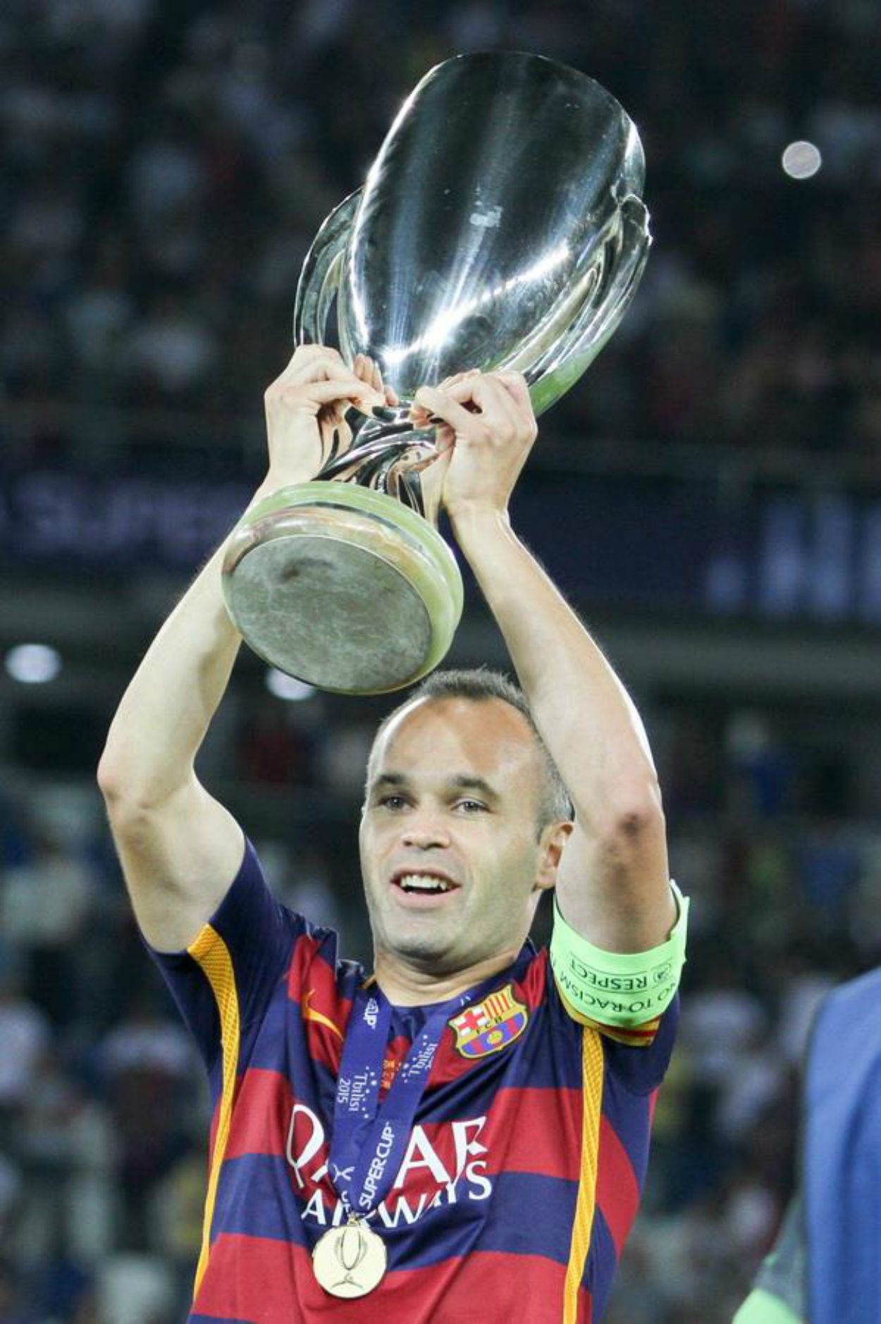 El futbolista Andrés Iniesta aixecant la Supercopa d'Europa | Wiki