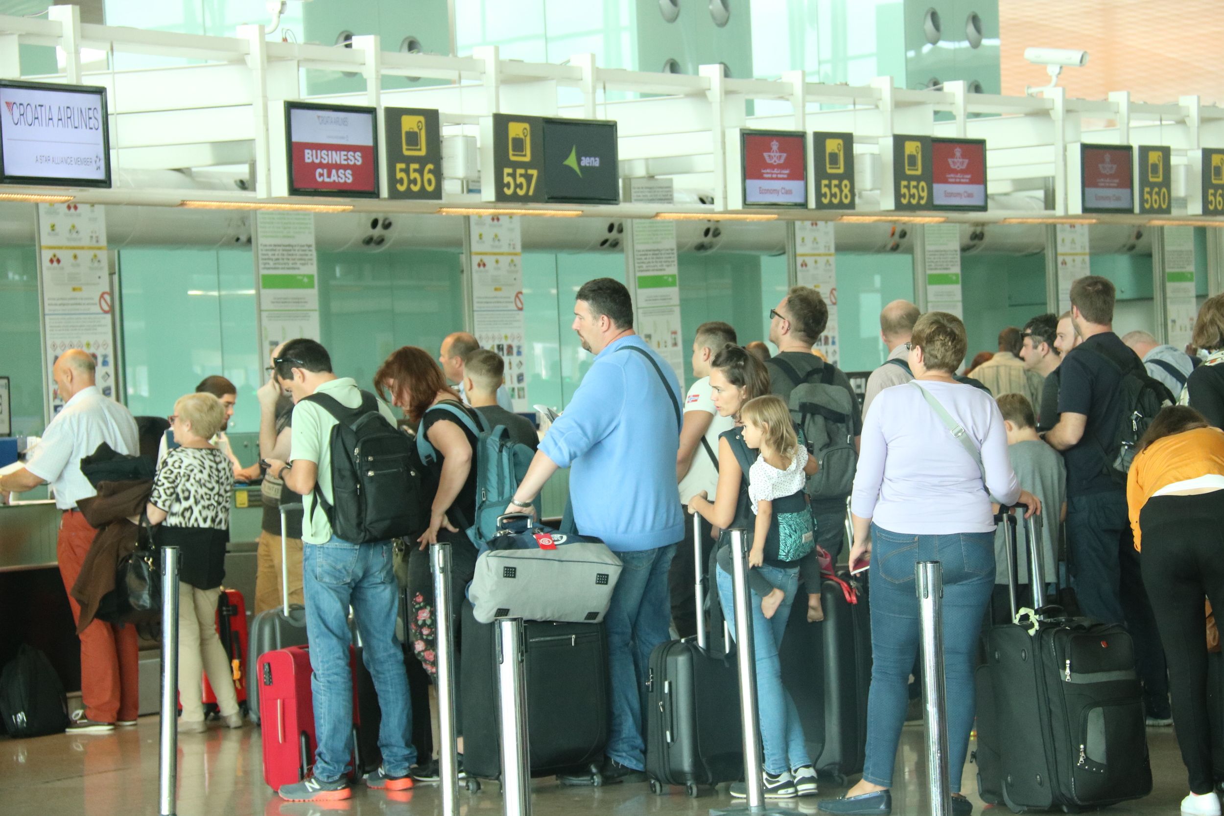 Passatgers fent cua per facturar a l'Aeroport del Prat. FOTO: ACN