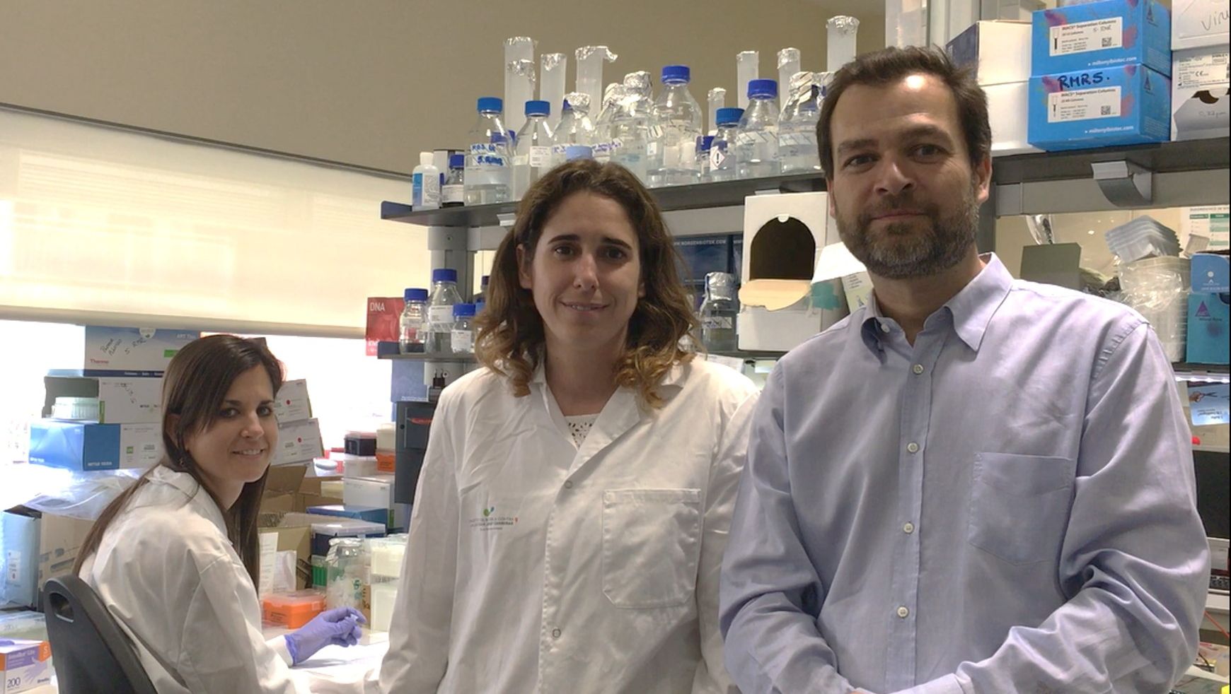 Maria Lara Castillo, Ruth Muñoz Risueño i Enrique Llaudet de Leukos Biotech, una de les empreses finançades per la UE