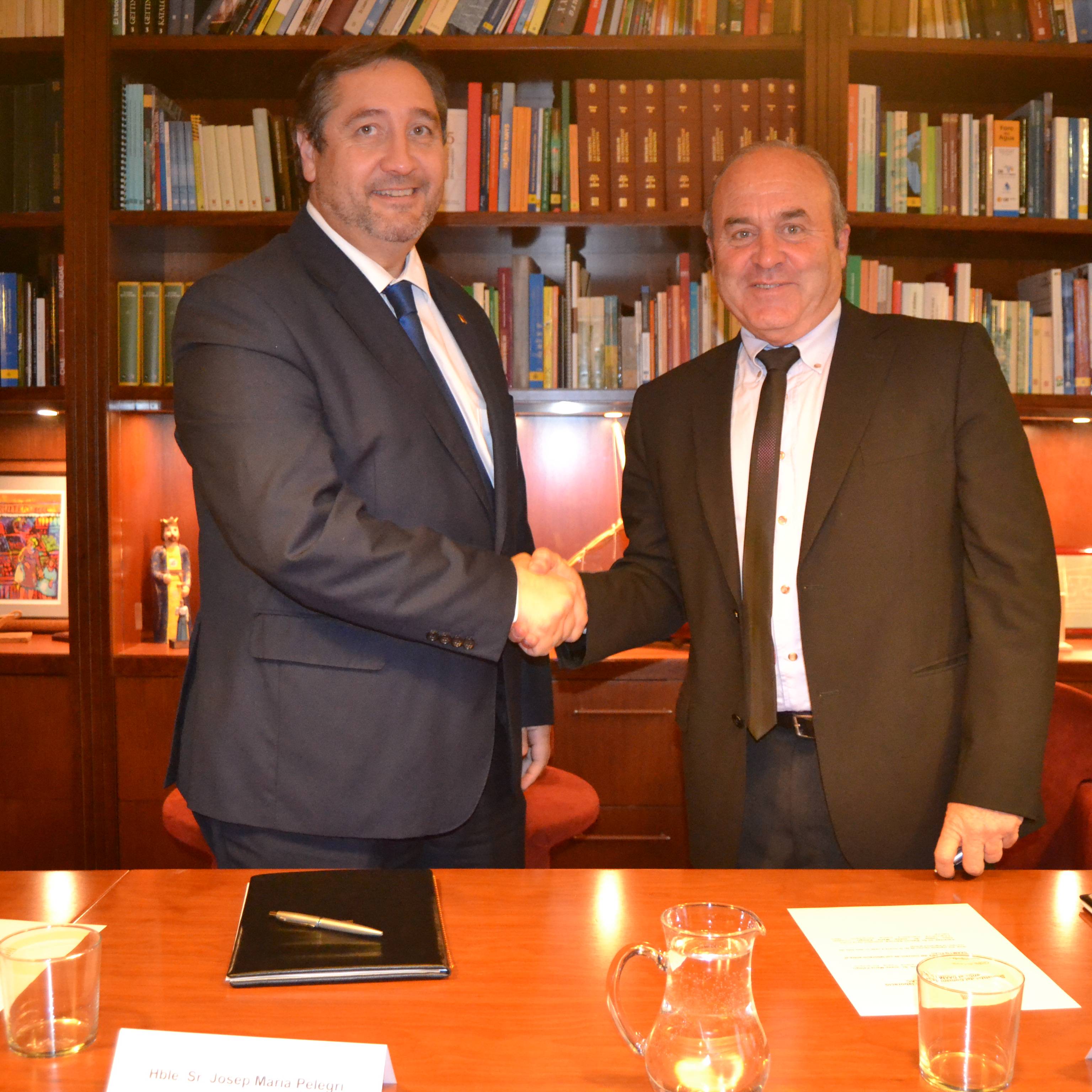 El conseller d'Agricultura, Josep Maria Pelegrí, i el president de la Federació de Cooperatives Agràries de Catalunya (FCAC), Ramon Sarroca