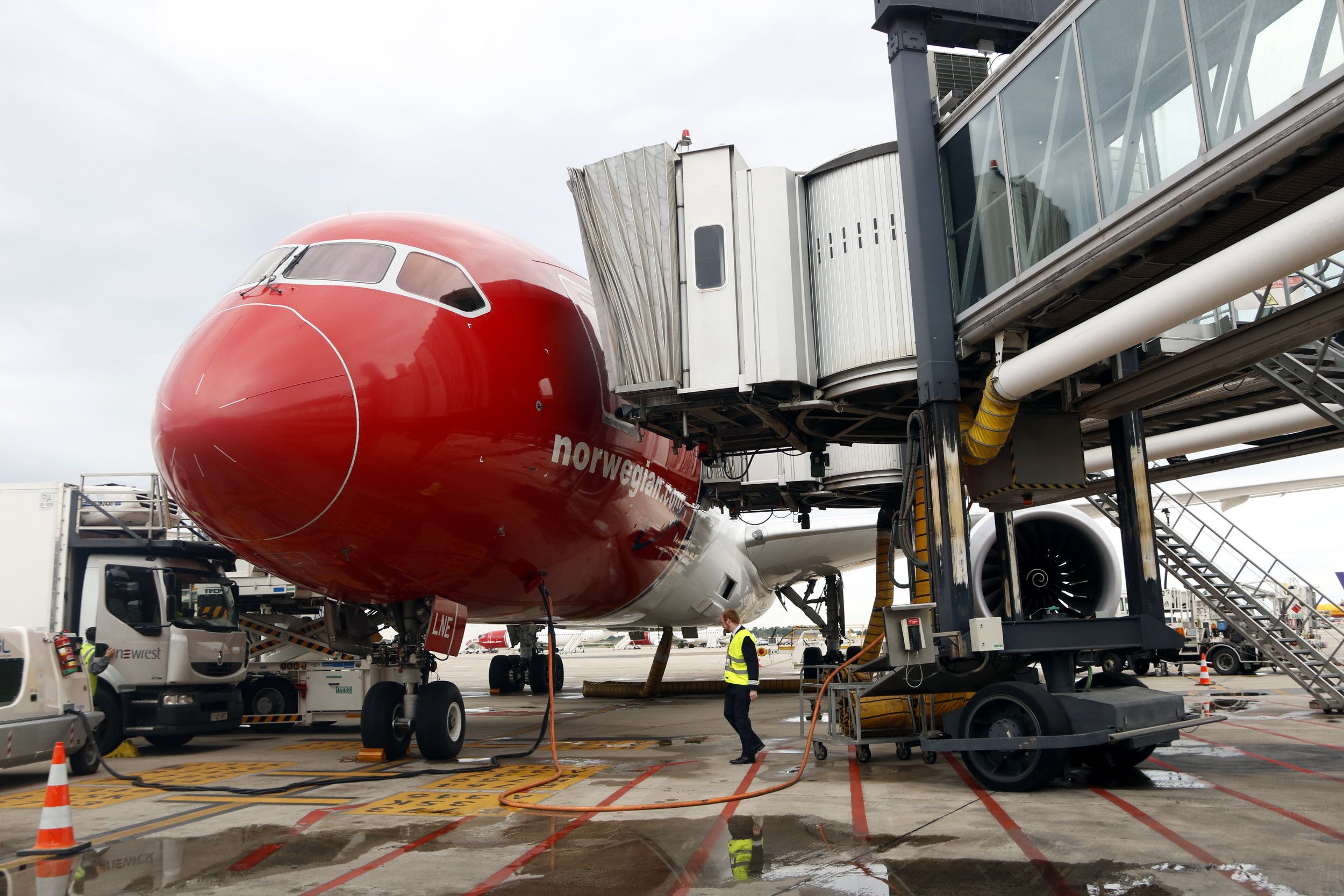 Un avió de Norwegian amb el 'finger' a la pista de l'aeroport del Prat | ACN