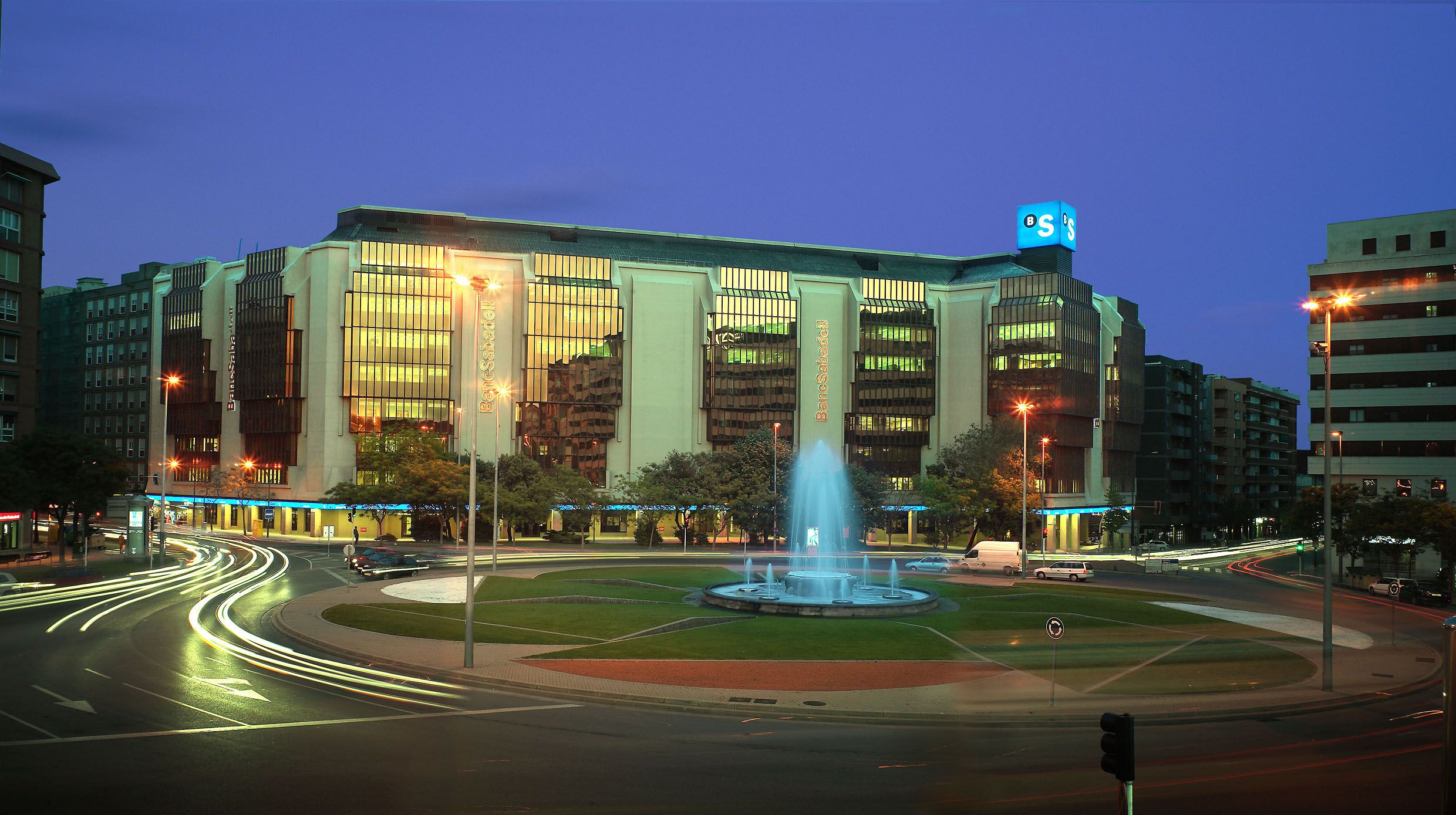 Edifici del Banc Sabadell a Plaça Catalunya de Sabadell