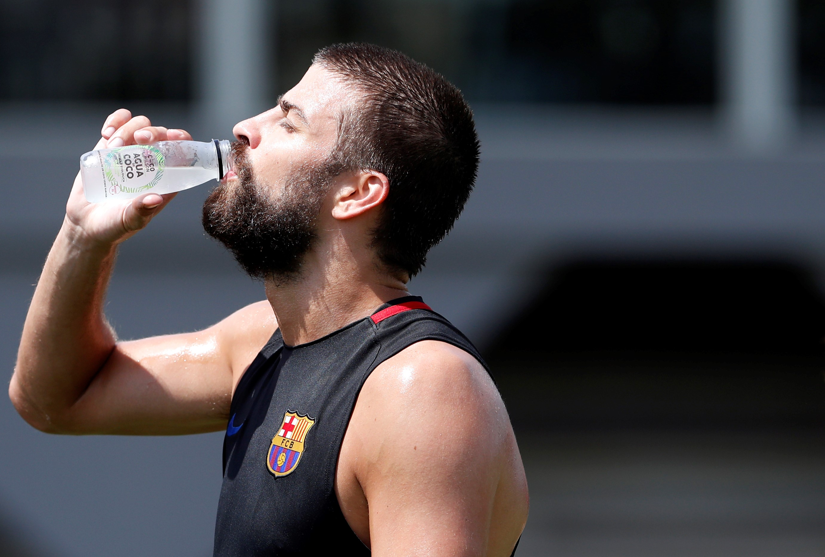 Gerard Piqué en un entrenament del FC Barcelona bevent l’aigua de Coco Wilson | Cedida