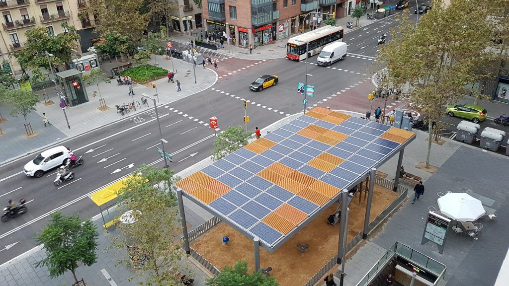 Plaques solars en una pèrgola a la Plaça del Centre