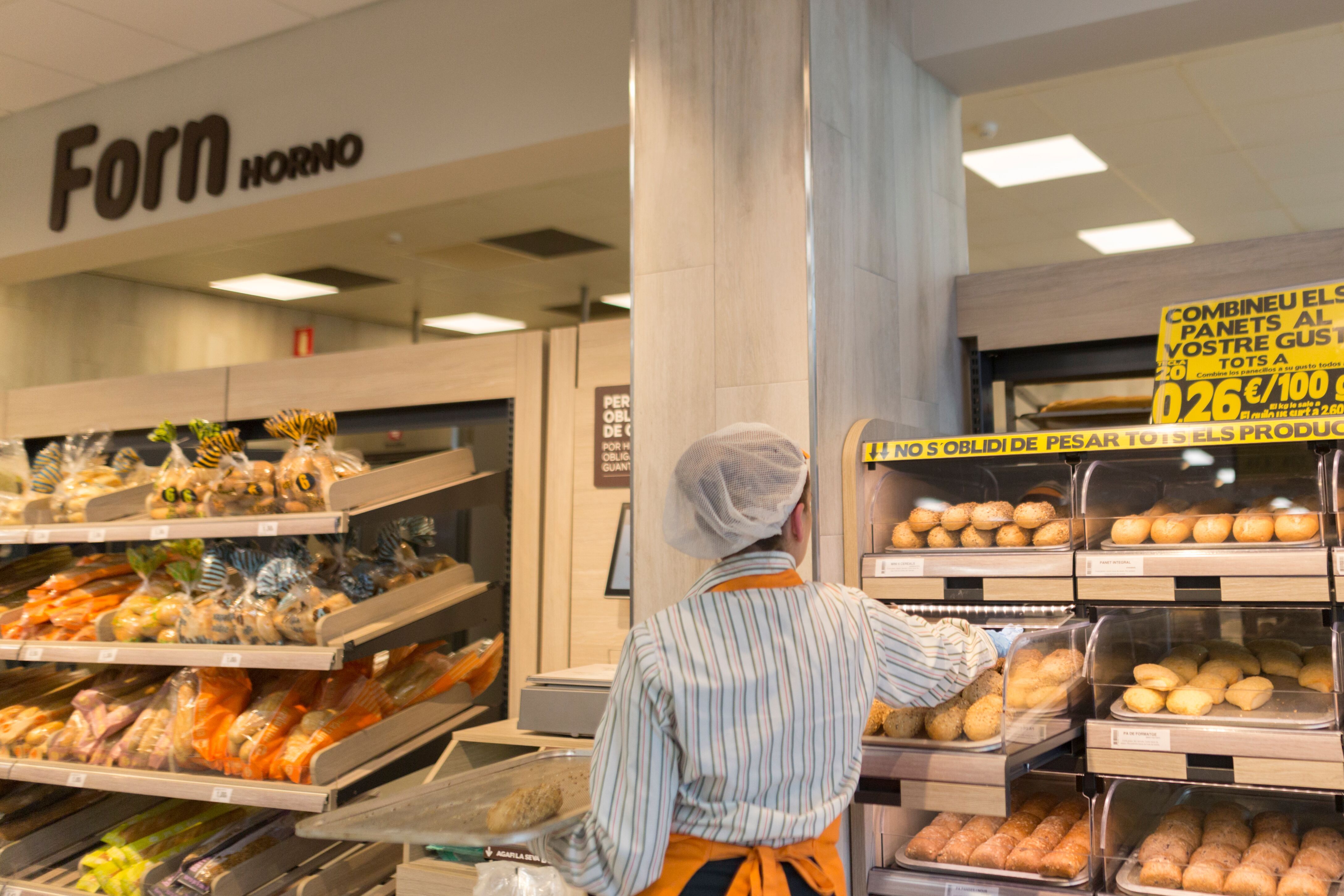 Una treballadora en un supermercat Mercadona