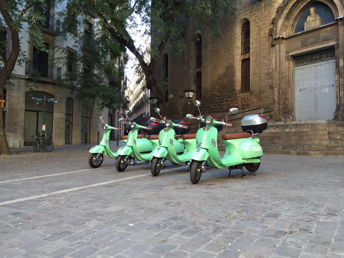 Les motos de Yugo a la Ciutat Vella de Barcelona