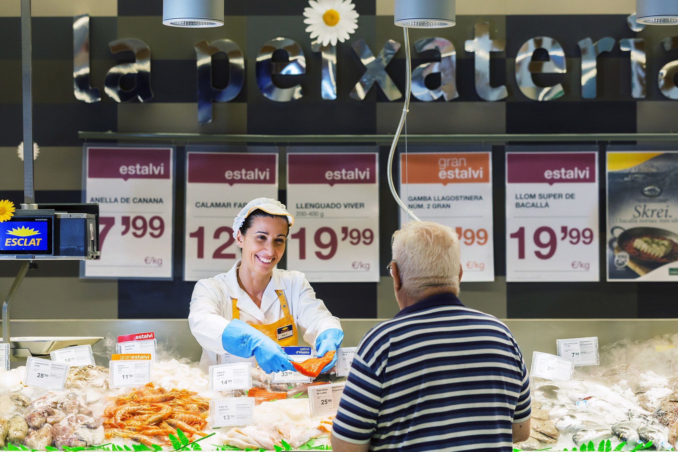 Una treballadora a la peixateria de Bon Preu | Cedida