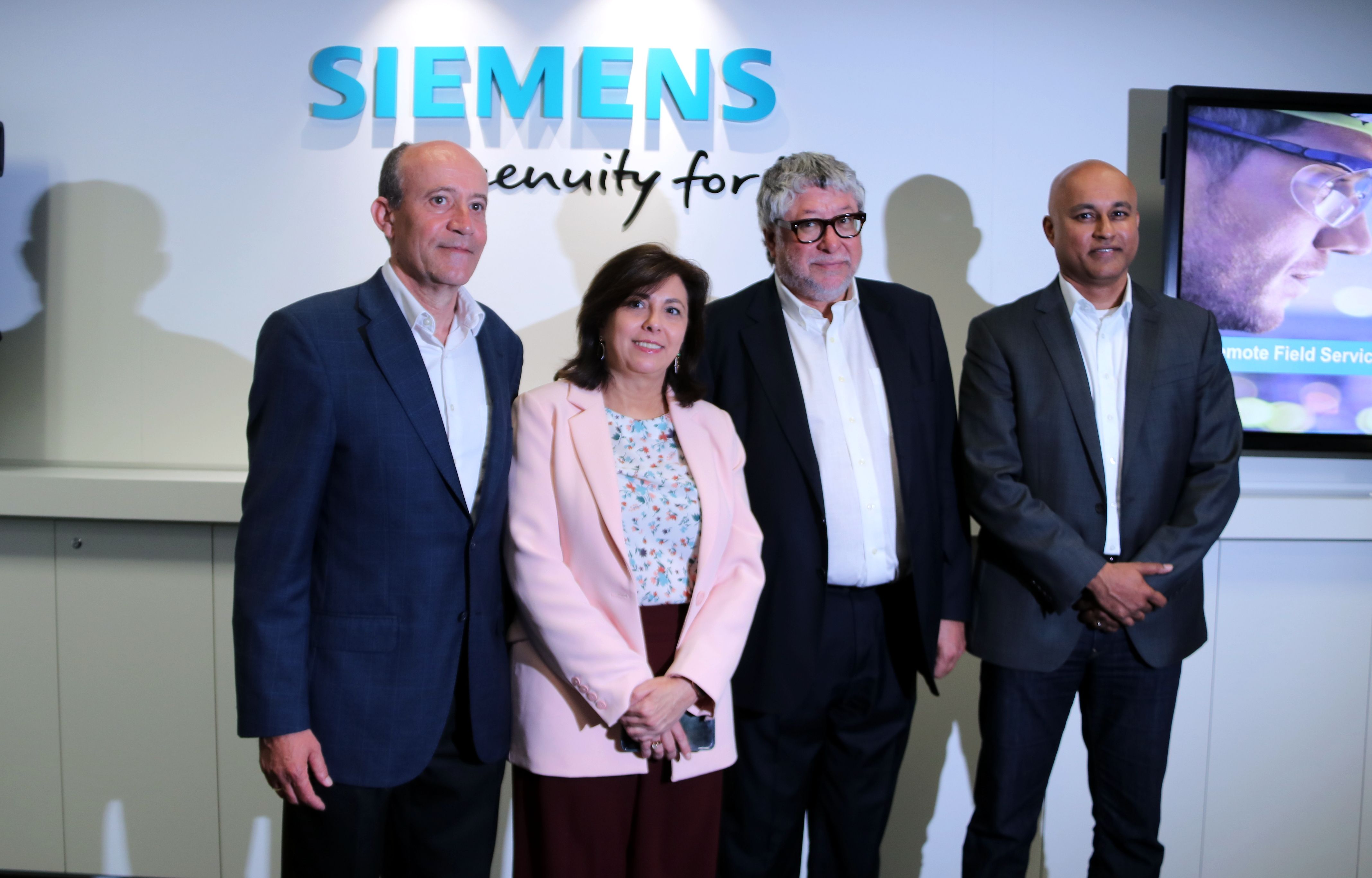 Foto de grup de les autoritats durant la inauguració del nou centre d'innovació de Siemens a Cornellà | ACN