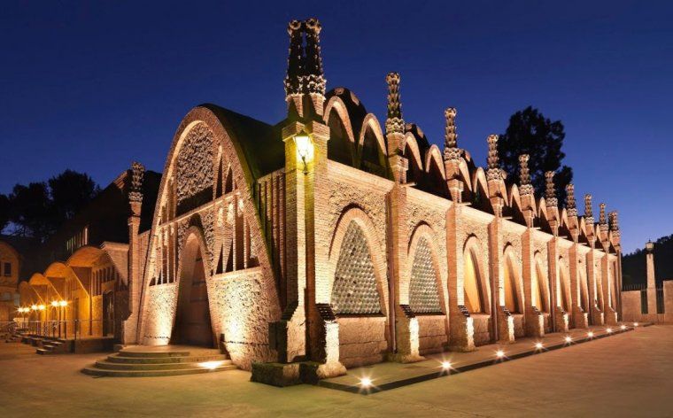 Vista nocturna del exterior de la Sala Puig i Cadafalch de Codorniu