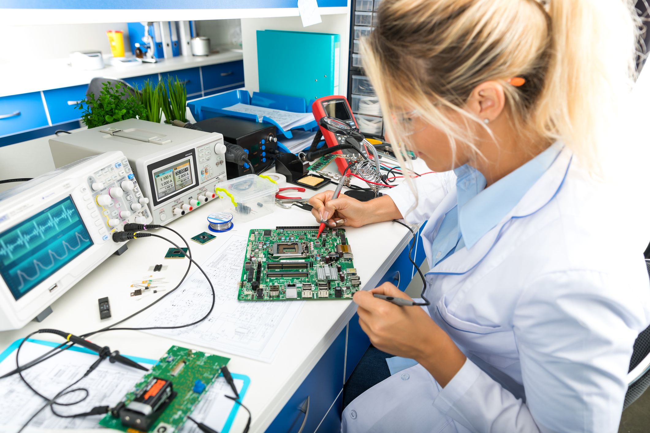 Las mujeres reivindican su lugar como tecnólogas y científicas al mercado laboral