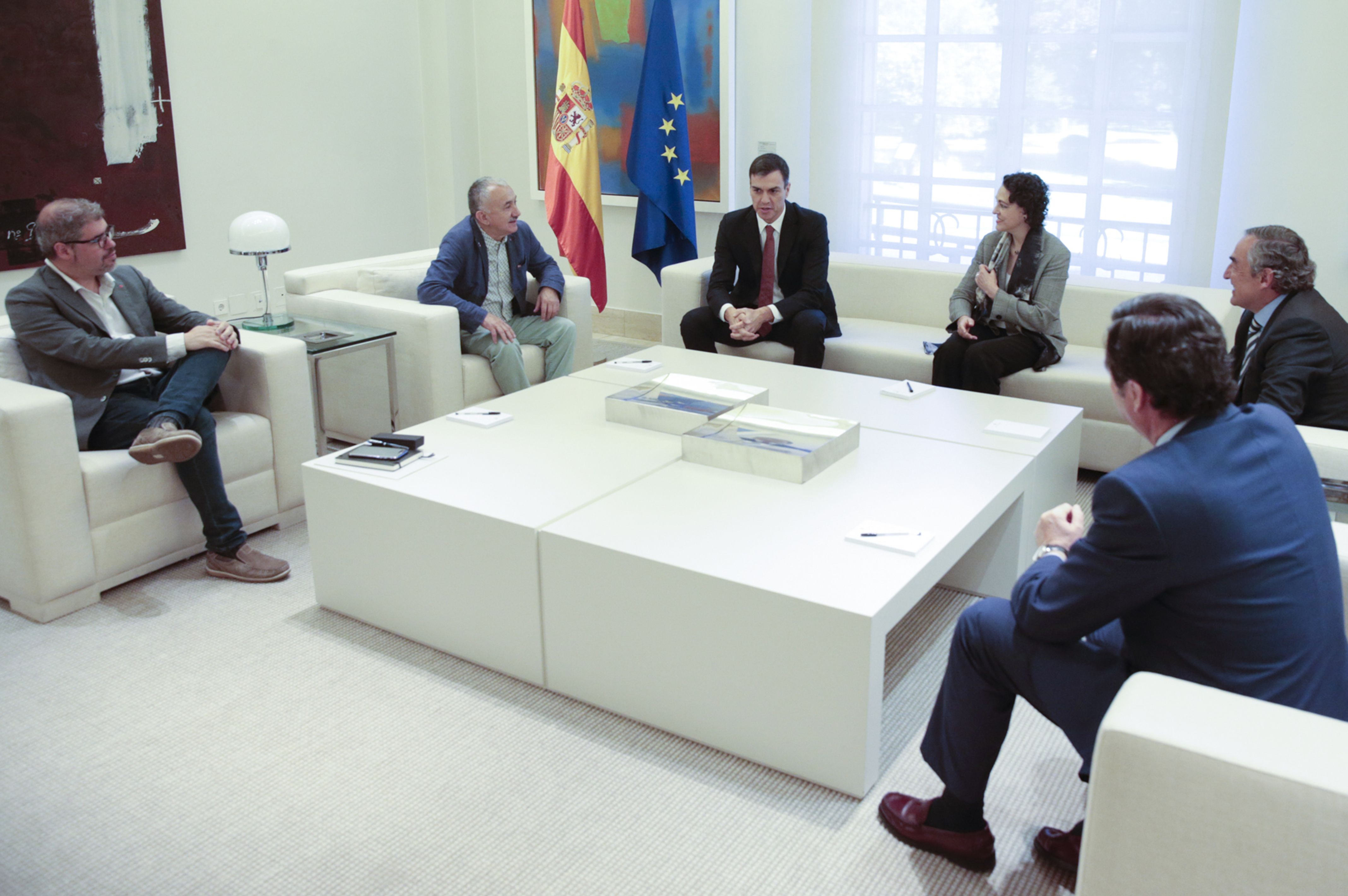 El president del govern espanyol, Pedro Sánchez, amb els agents socials | ACN