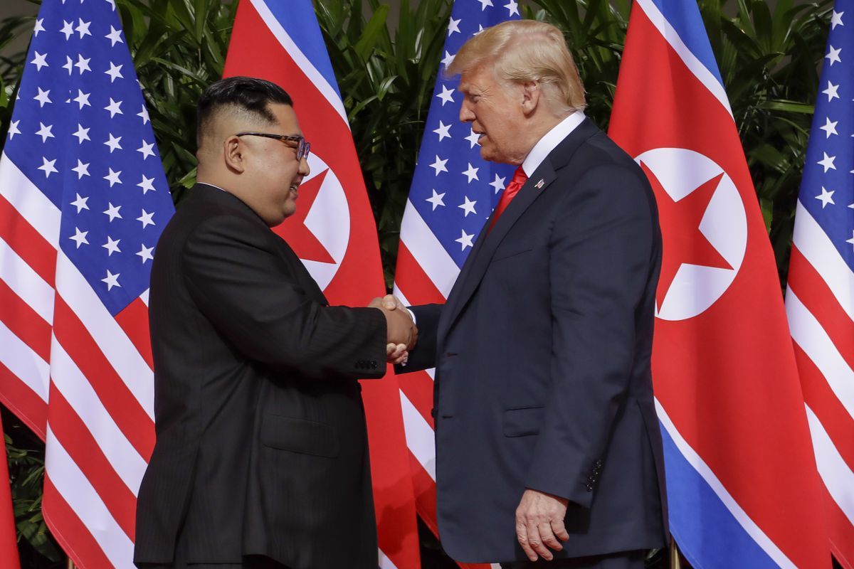 Jong-un i Trump donant-se la mà en la trobada del 12 de juny