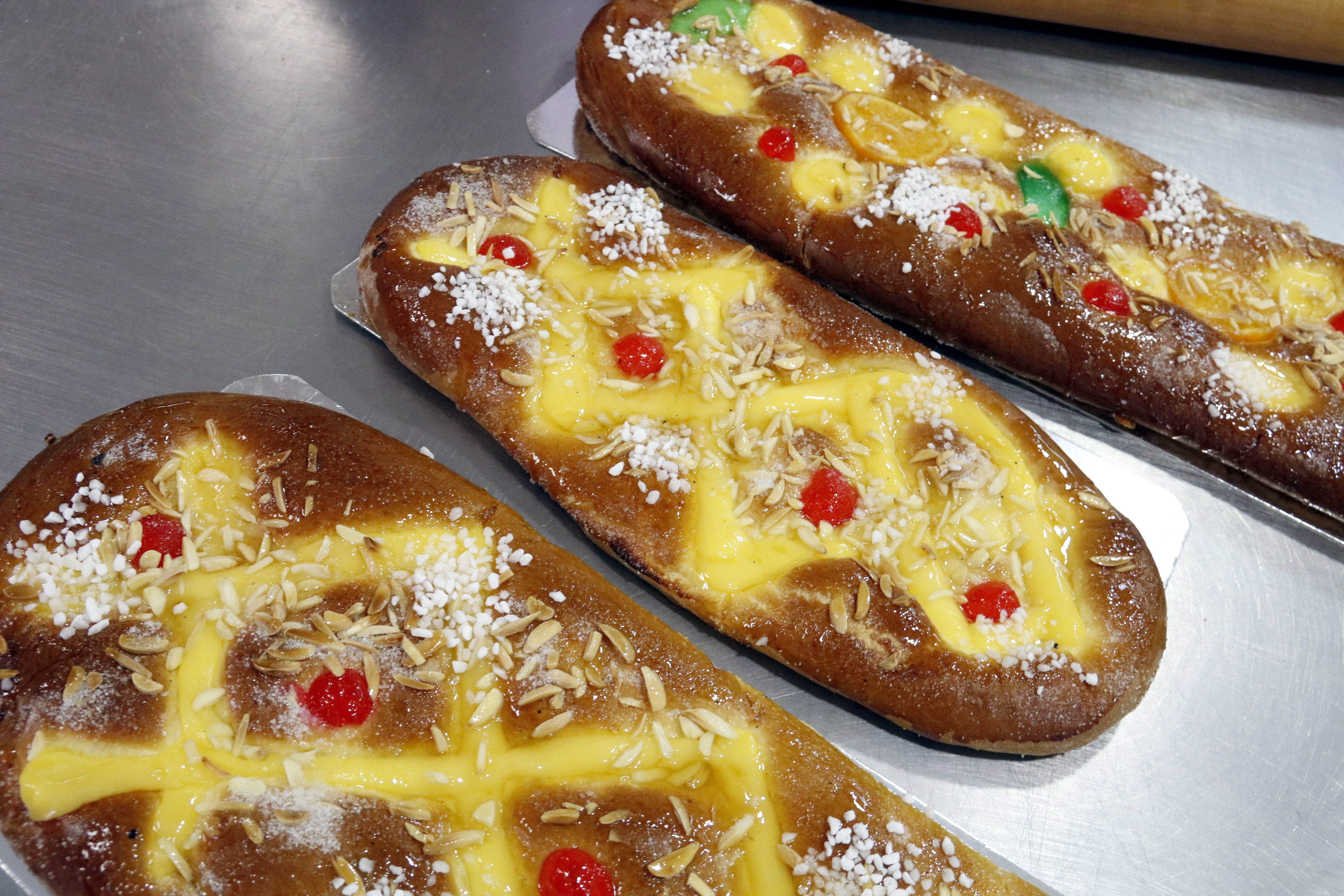 Tres coques de Sant Joan de crema i fruites, del gremi de forners de Lleida | L. Cortés (ACN)