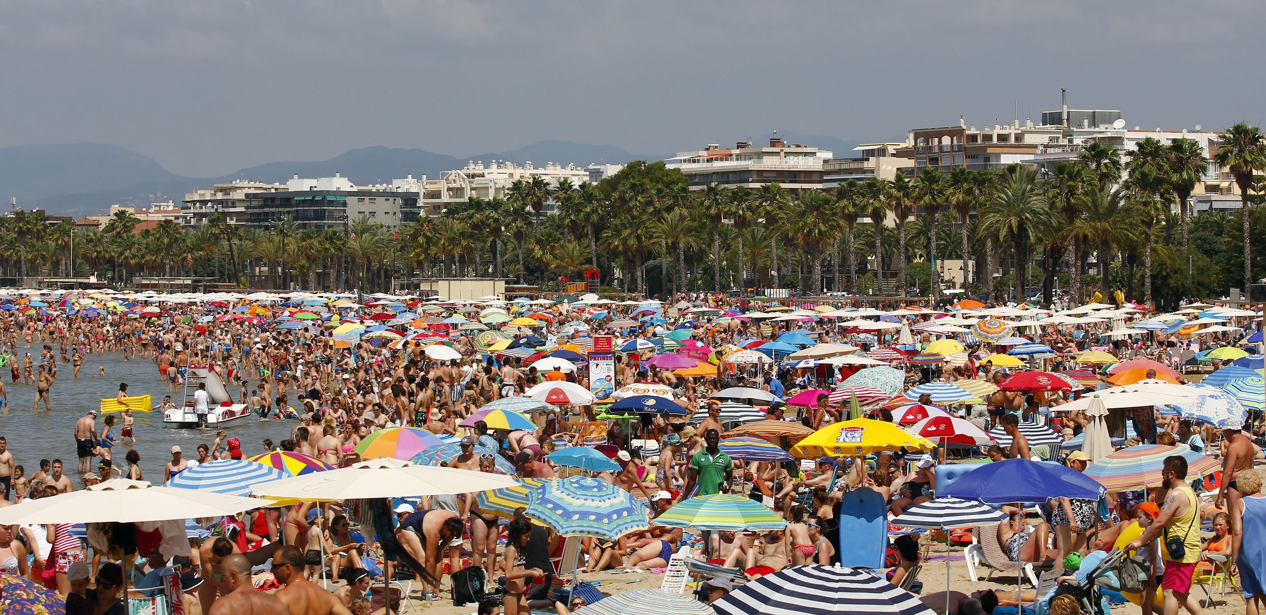 Una platja plena de turistes | iStock