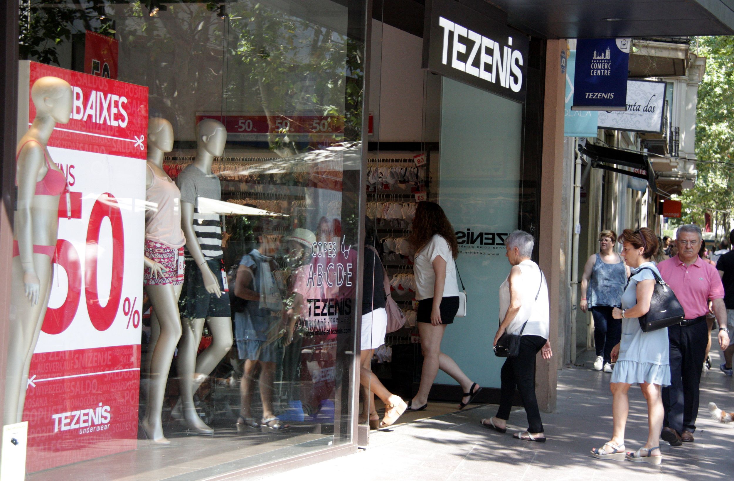 Compradores entrant en una botiga al centre de Sabadell en el primer dia de rebaixes | ACN